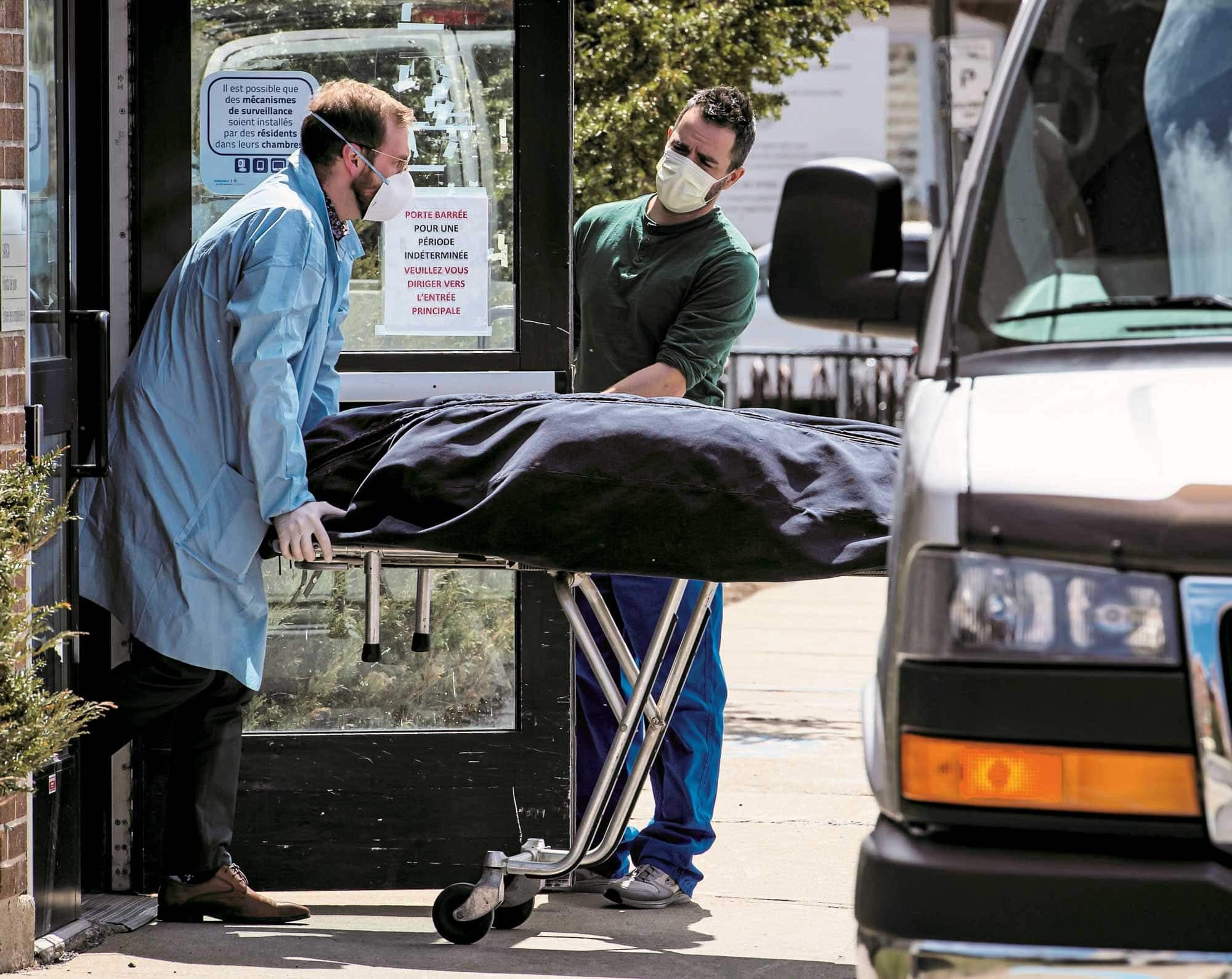 Des milliers d’aînés ont malheureusement rendu l’âme en raison d’éclosions dans des ressources d’hébergement pour personnes âgées. Ci-haut, des employés évacuent un corps du Centre d’hébergement Champlain à Verdun, en avril dernier.