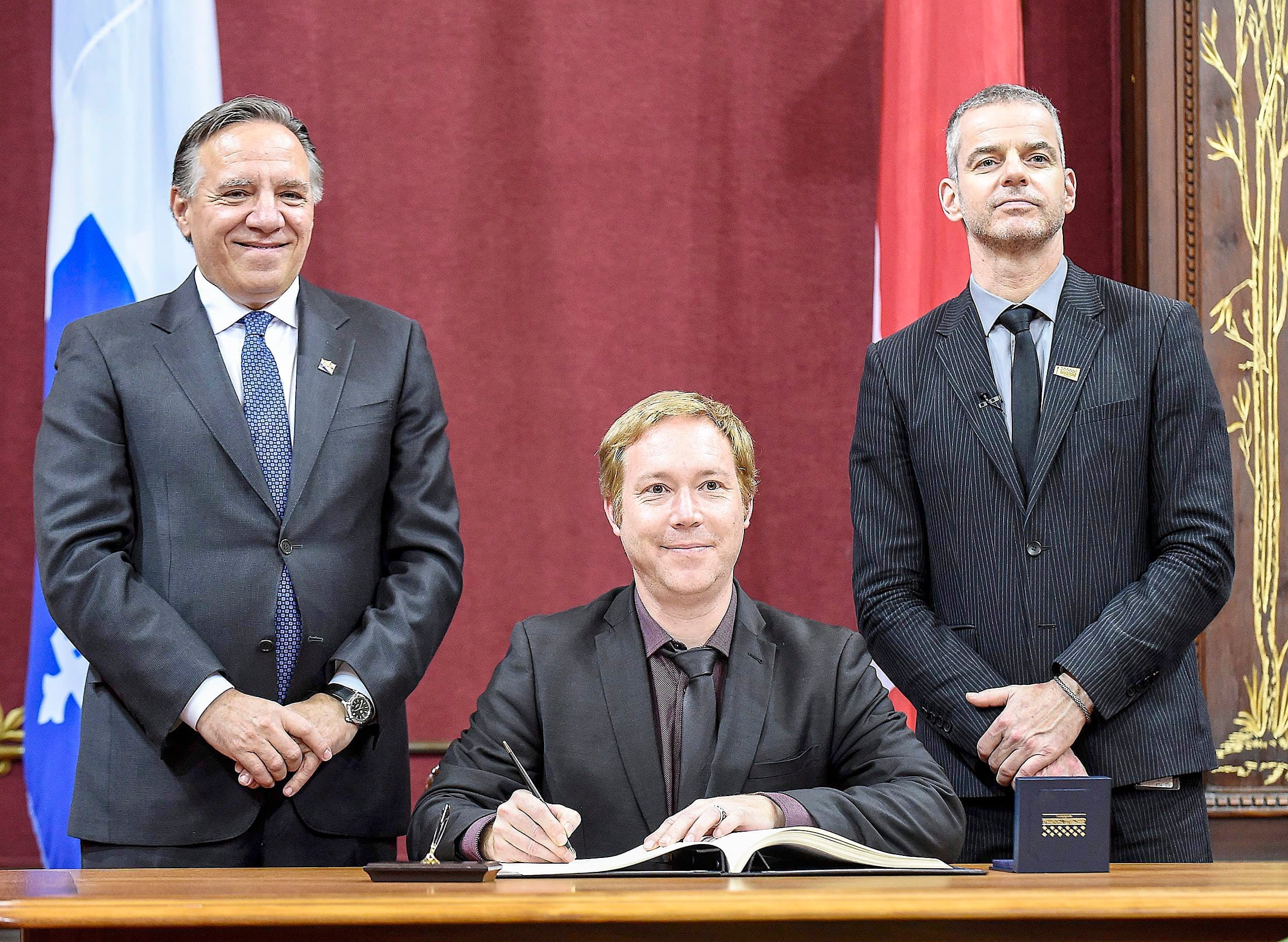 Le député de Saint-Jérôme, Youri Chassin (au centre), ici lors de son assermentation à l’Assemblée nationale, en octobre 2018, est le seul député de la CAQ parti à l’étranger pendant la période des Fêtes. Il est allé rejoindre son mari au Pérou.