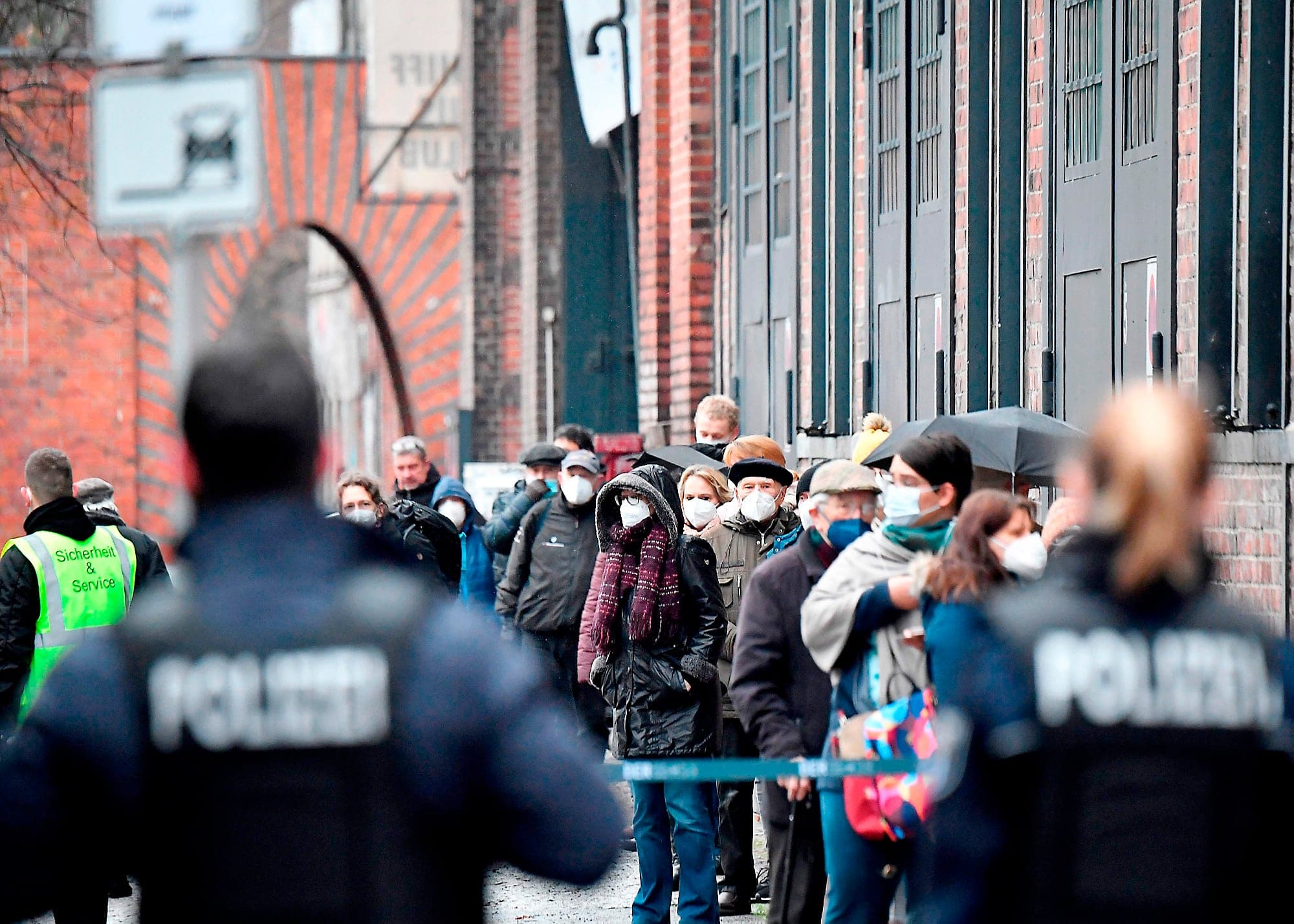 Des policiers surveillent des gens portant le masque qui attendent pour avoir accès à un site de vaccination à Berlin. Jusqu’à présent, près de 320 000 personnes âgées et du personnel de la santé ont été vaccinés.