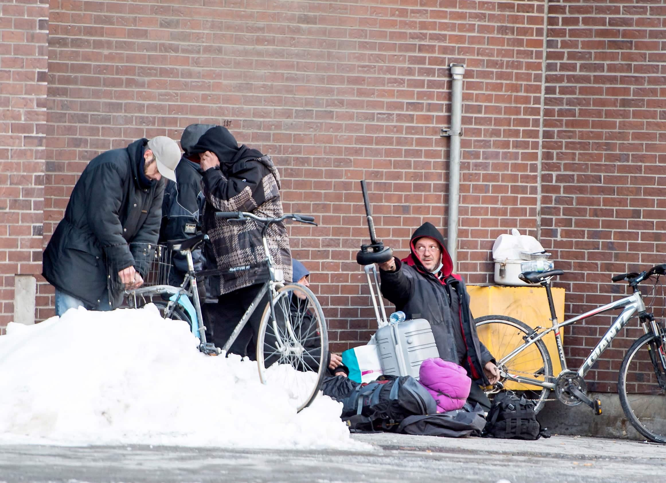 Les sans-abri, comme les personnes qui semblent être en situation d’itinérance sur cette photo prise mercredi à Montréal, seront sommés de respecter le couvre-feu du gouvernement du Québec et de se trouver à l’intérieur à partir de 20 h, dès samedi.
