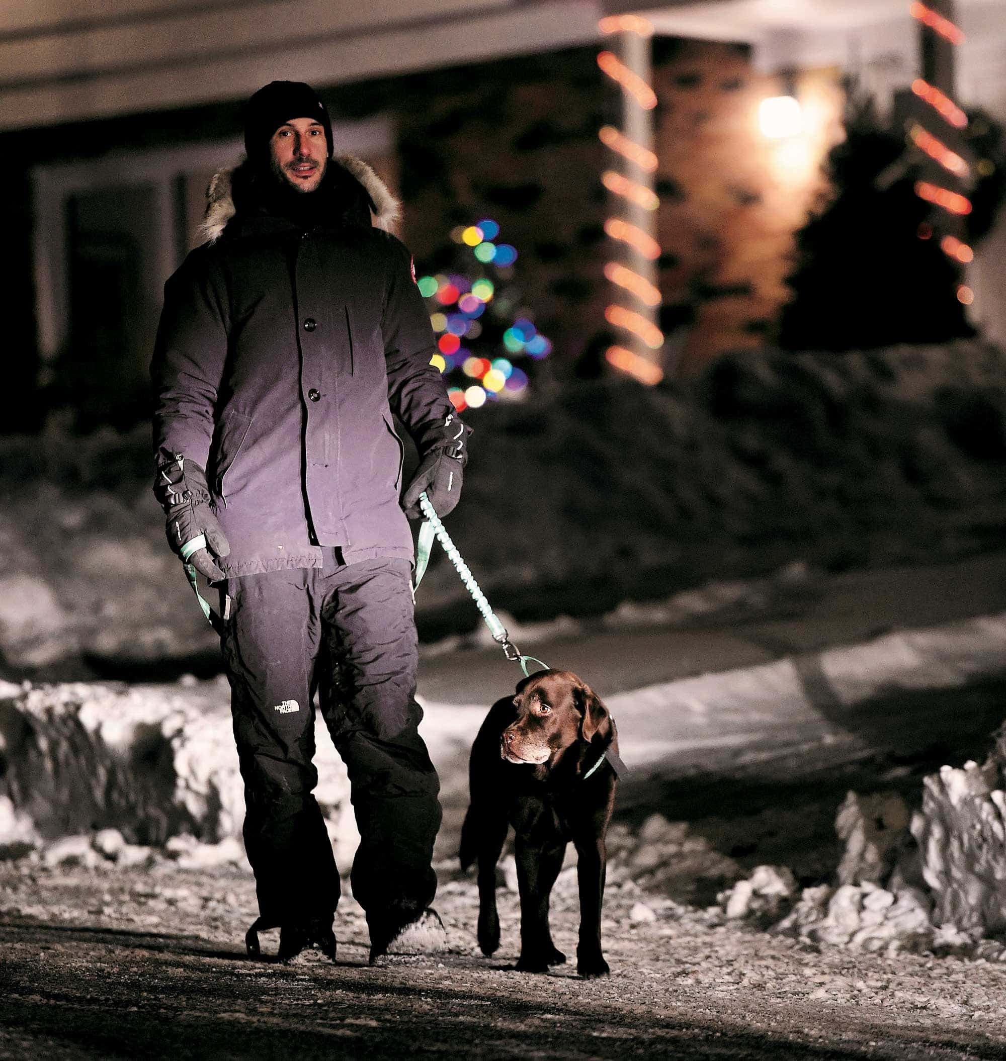 Les propriétaires de chiens, comme ici Pierre-Luc promenant Victor dans le secteur de Sainte-Foy, à Québec, ne seront pas assujettis au couvre-feu s’ils restent à un kilomètre de leur résidence.