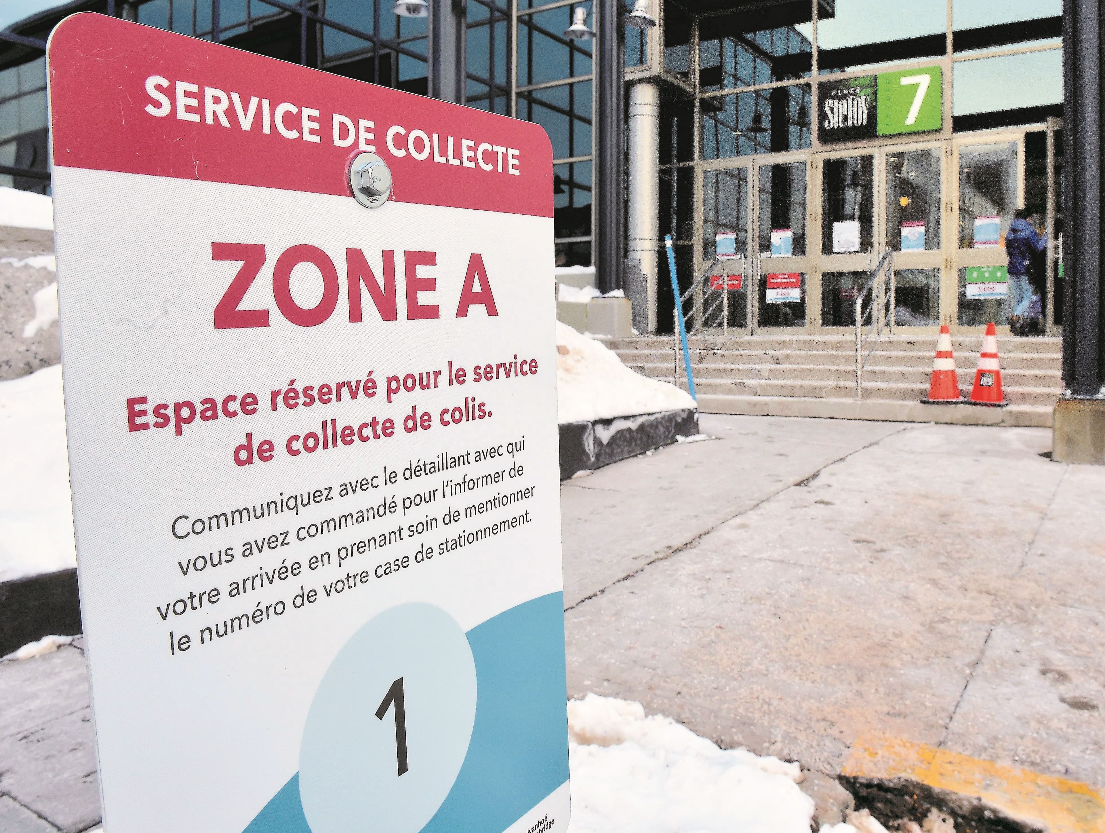 Des affiches ont été installées à Place Ste-Foy, dont celle-cidevant une porte extérieure pour le ramassage des commandes.