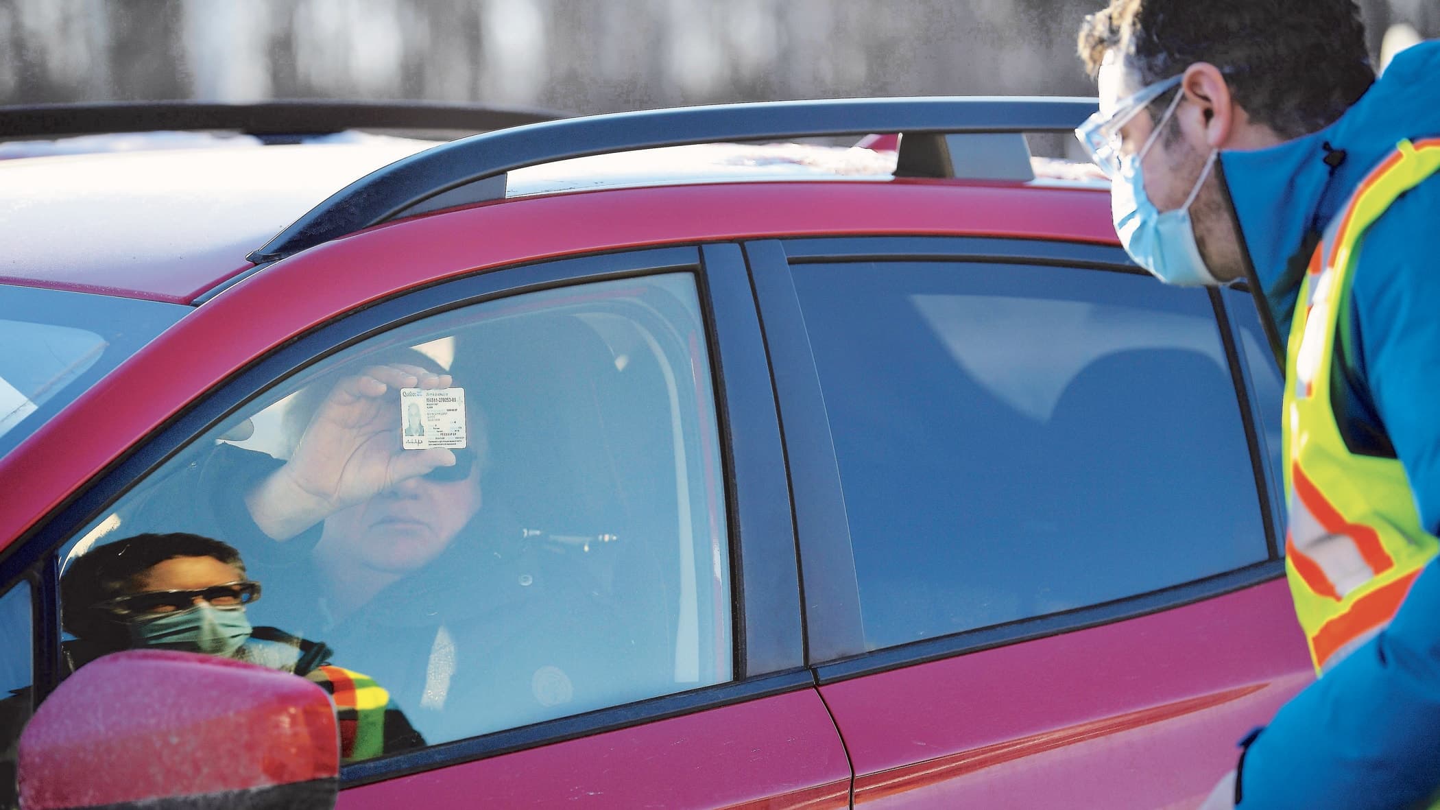 Alain Malenfant reçoit sa commande à l’auto du Best Buy des Galeries de la Capitale, fenêtre fermée, uniquement en confirmant son identité.