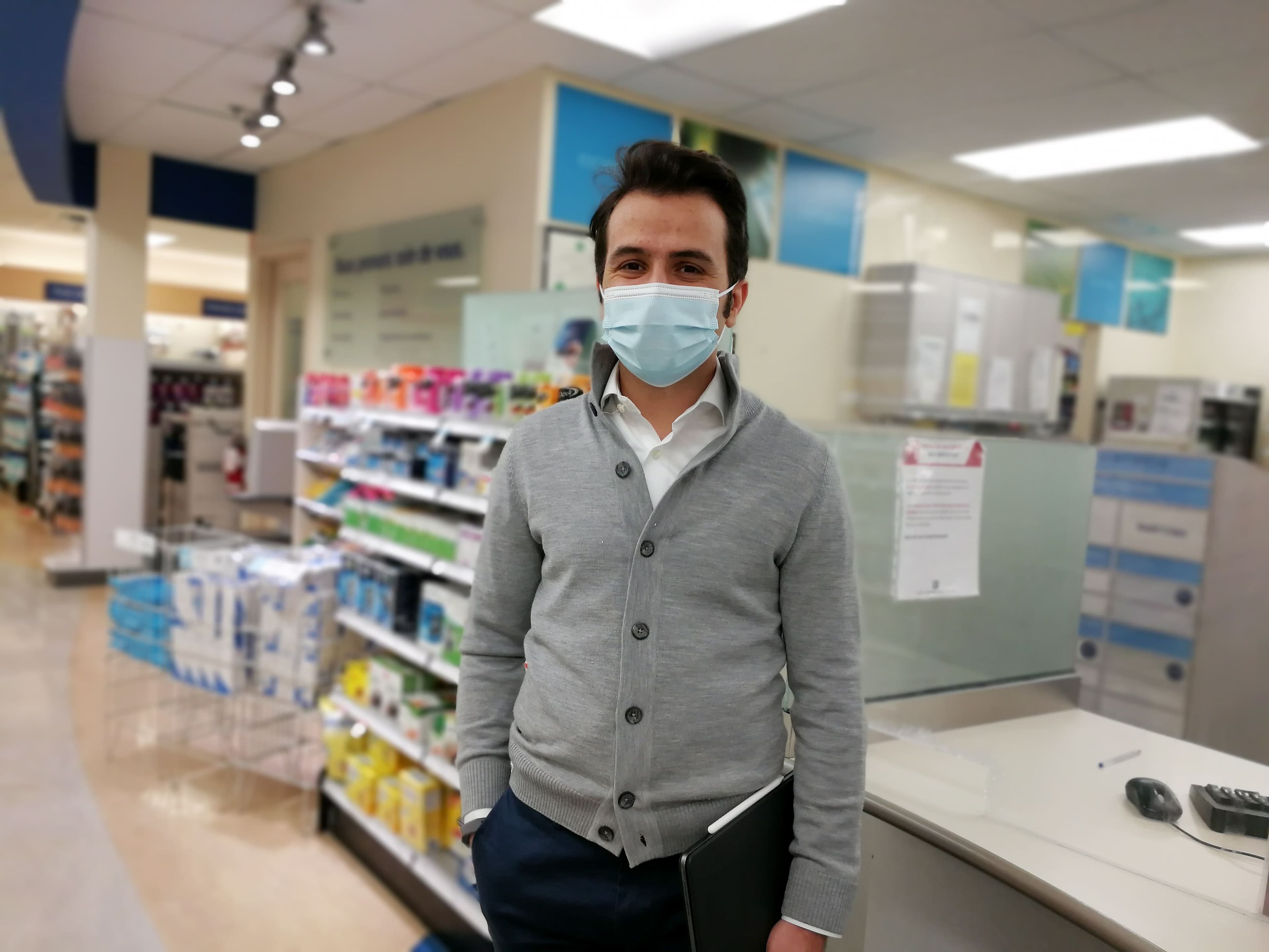 Nabil Chikh, du Pharmaprix du chemin de la Côte-des-Neiges, à Montréal, tient la seule pharmacie qui était ouverte 24h sur 24 à Montréal lors de la première soirée du couvre-feu.