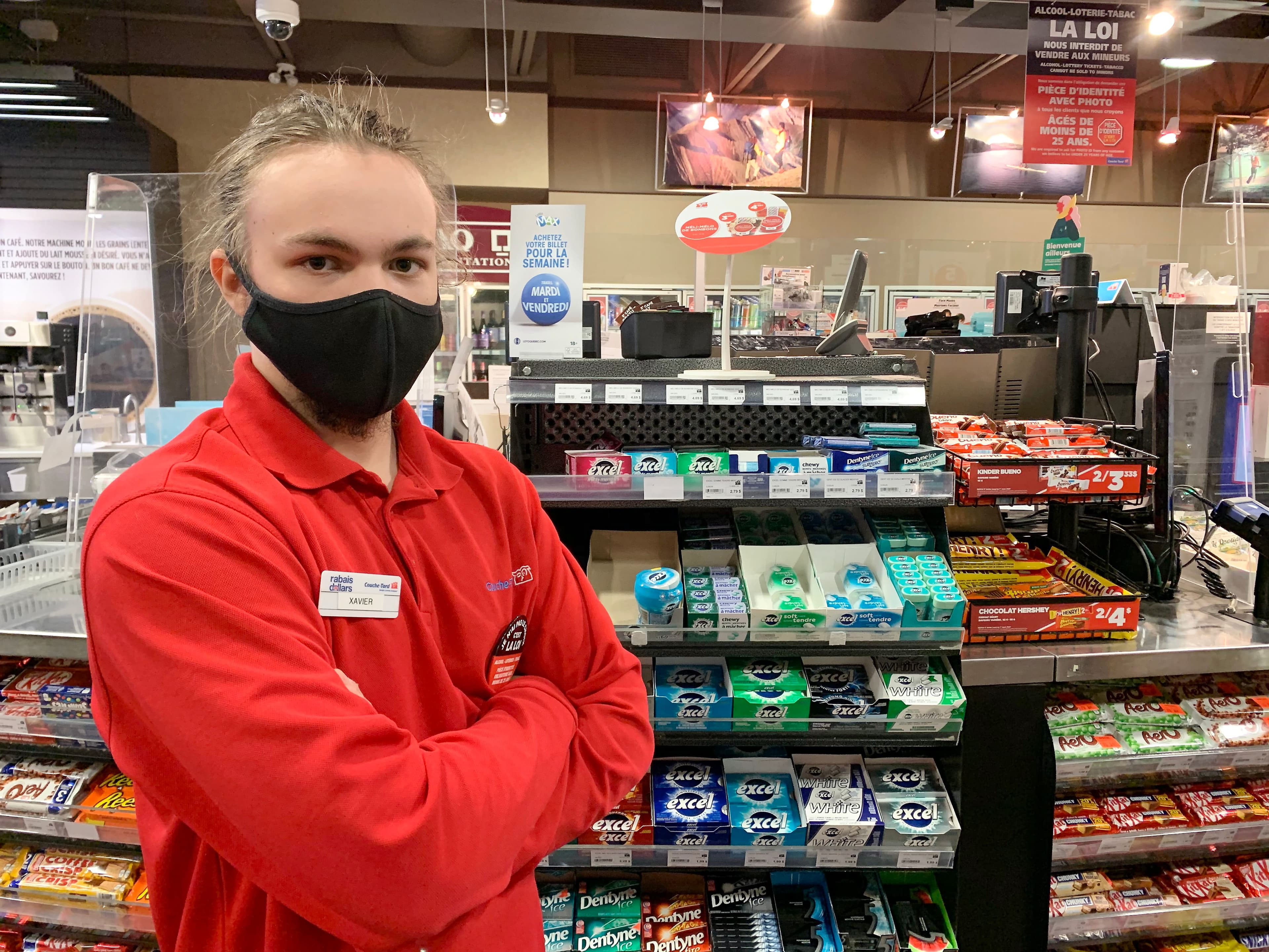 Xavier Dumont, commis dans un dépanneur Couche-Tard de Québec, a servi plus de 20 clients en 15 minutes avant le début du couvre-feu