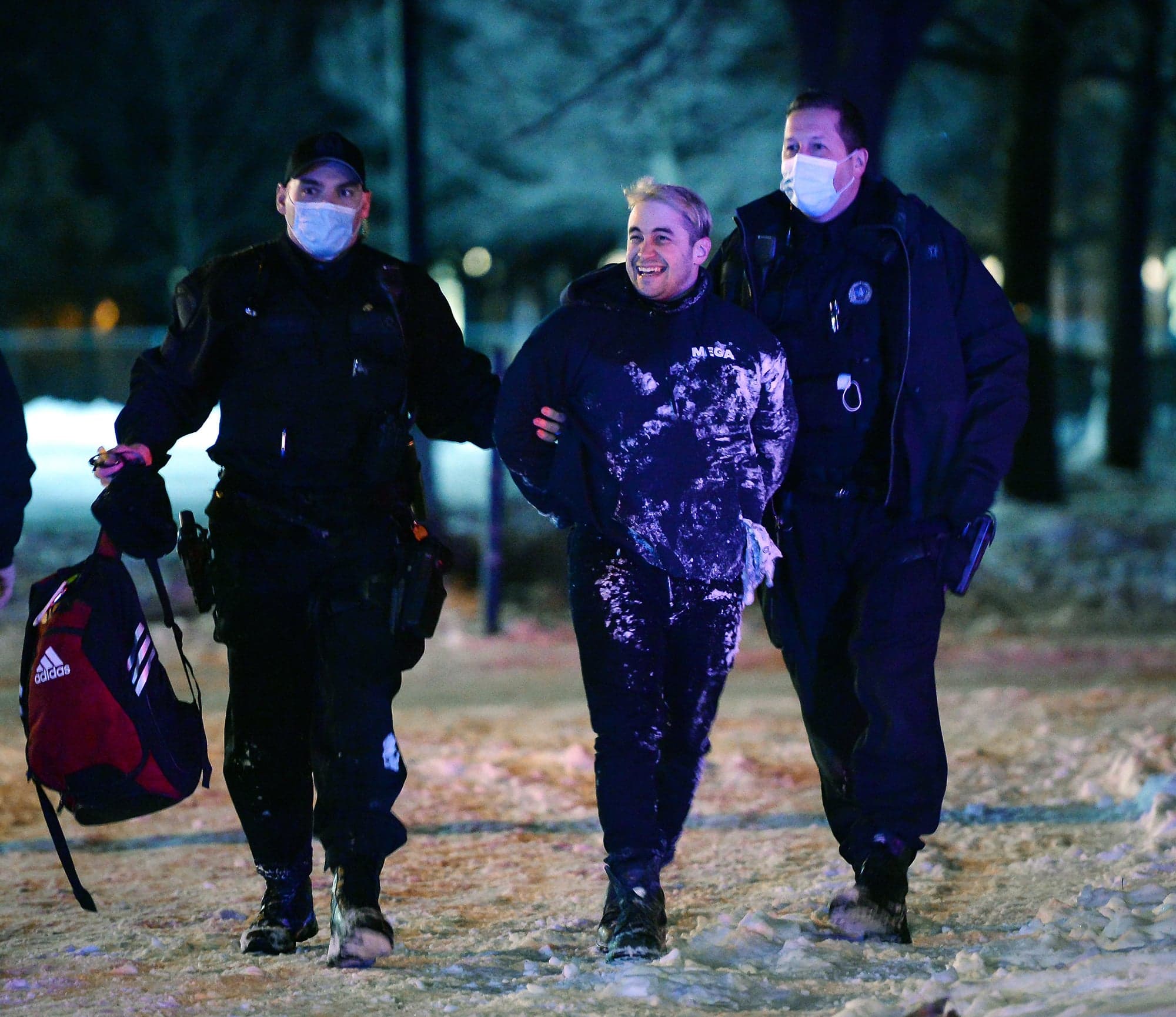 Contrairement à ce manifestant appréhendé, les policiers de Montréal n’entendaient pas à rire samedi soir.