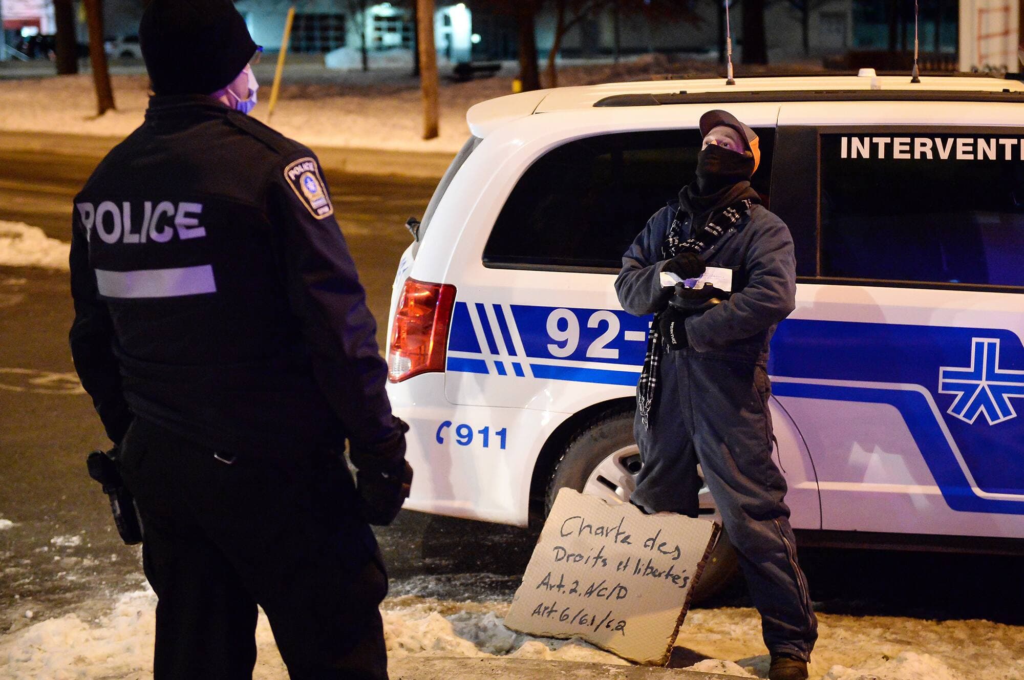 Muni d’une pancarte où il invoque la Charte des droits et libertés, cet homme a bravé les forces de l’ordre montréalaises.