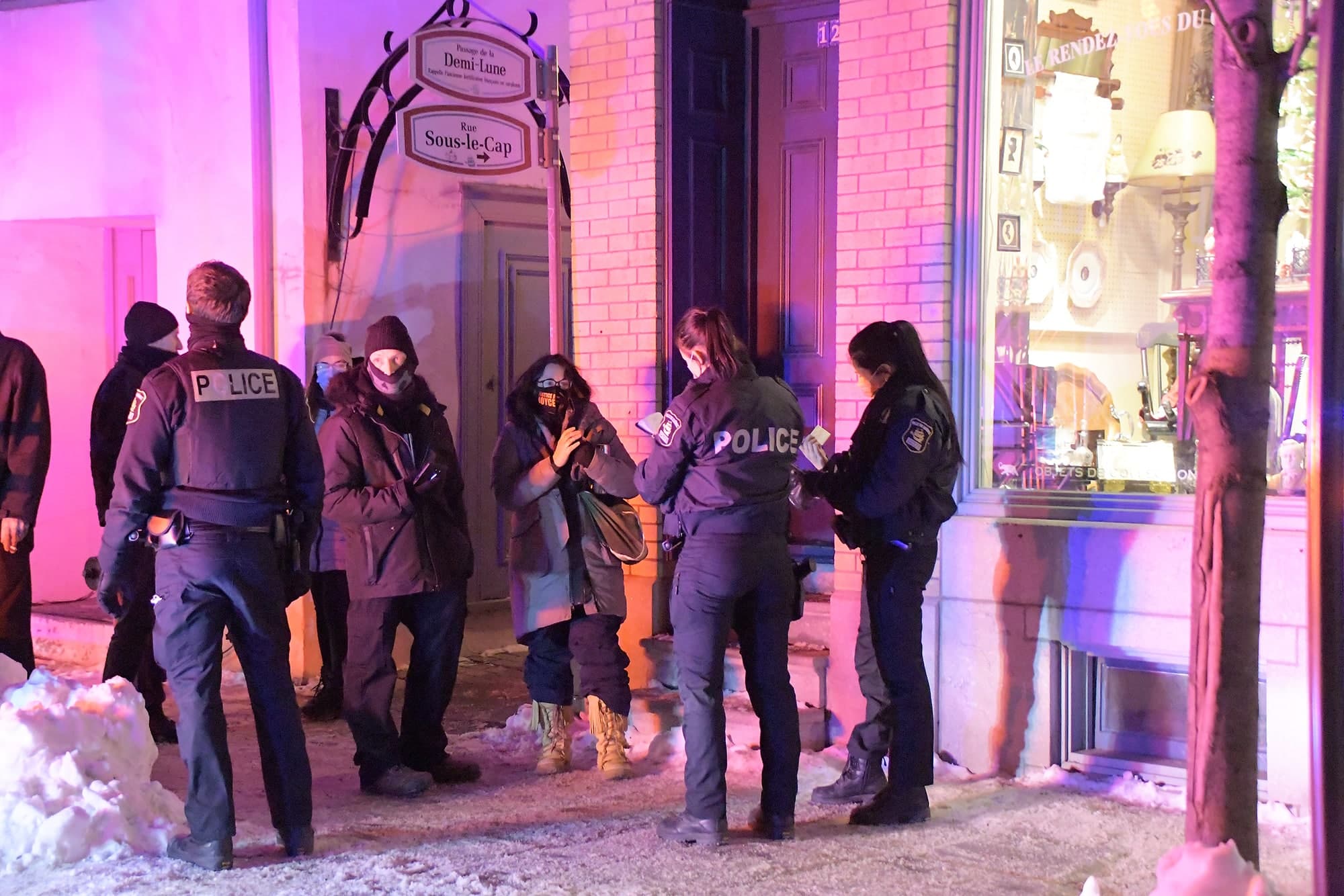 Les policiers de Québec n’ont pas attendu longtemps après l’entrée en vigueur du couvre-feu pour intercepter une vingtaine de personnes qui s’étaient rassemblées dans le Vieux-Québec.