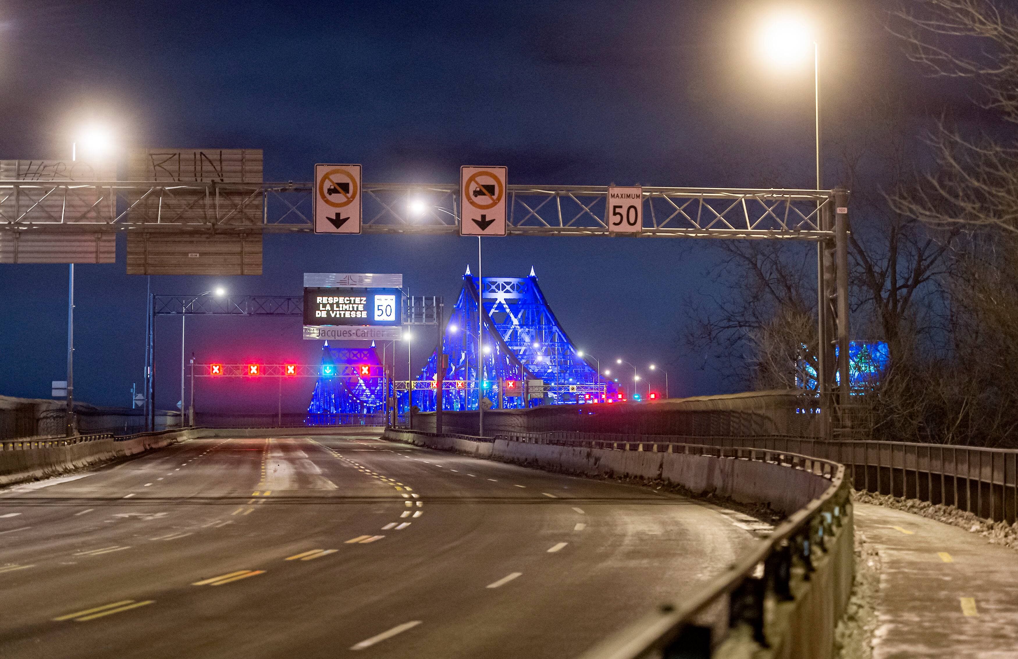 Des menaces contre certaines infrastructures ont mené les policiers à resserrer la surveillance. C’est notamment le cas pour le pont Jacques-Cartier qui était désert samedi soir après l’entrée en vigueur du couvre-feu.