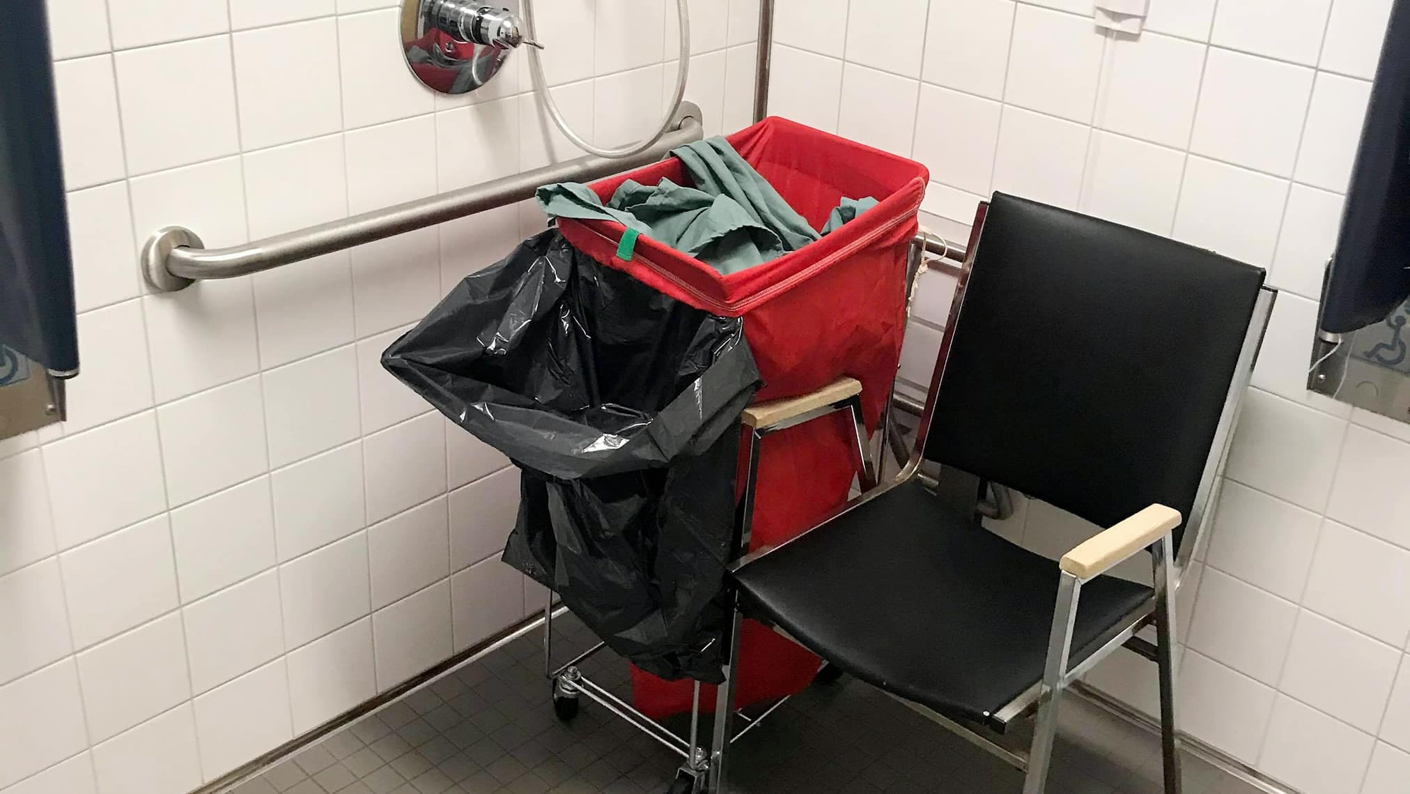 Il était possible de prendre une douche dans des cas humanitaires à l’hôpital Sainte-Croix, à Drummundville, malgré l’équipement supplémentaire relié à la COVID entreposé dans certaines salles de bain.