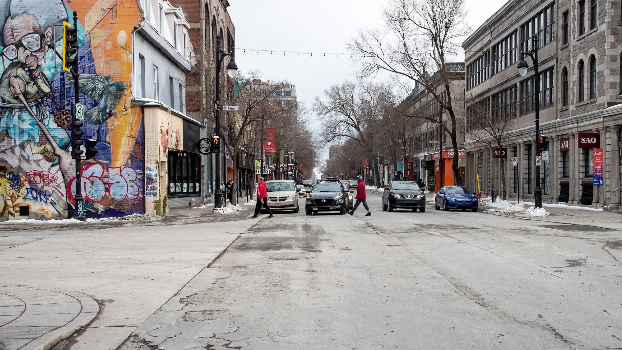 Le si animé boulevard Saint-Laurent était lui aussi lugubre, même en plein jour.