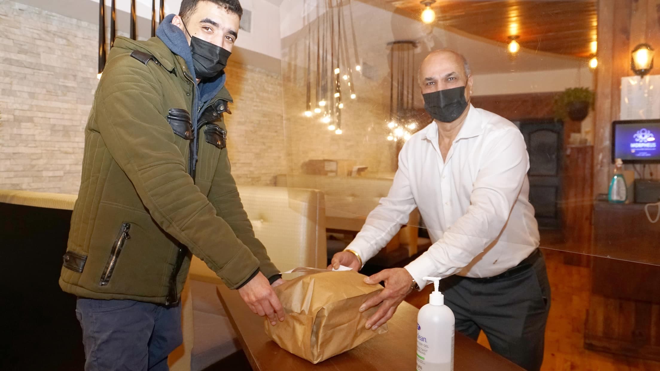 Goppy Sandhu Abdel (chemise blanche) et son livreur.