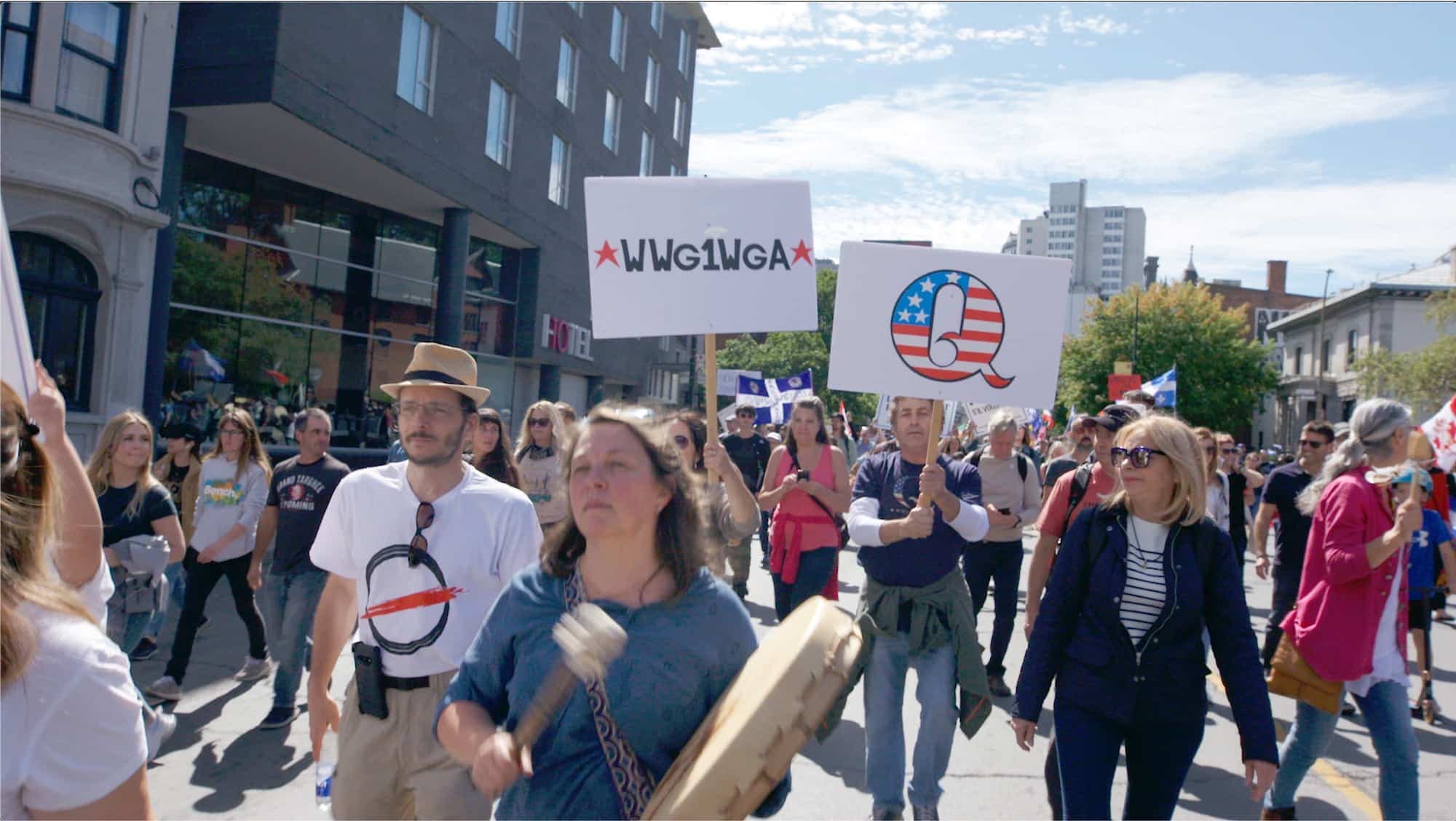 La plus grosse manifestation à laquelle Jean Balthazard a assisté s’est tenue le 15 septembre à Montréal. Plusieurs participants affichaient des symboles américains ou de QAnon.