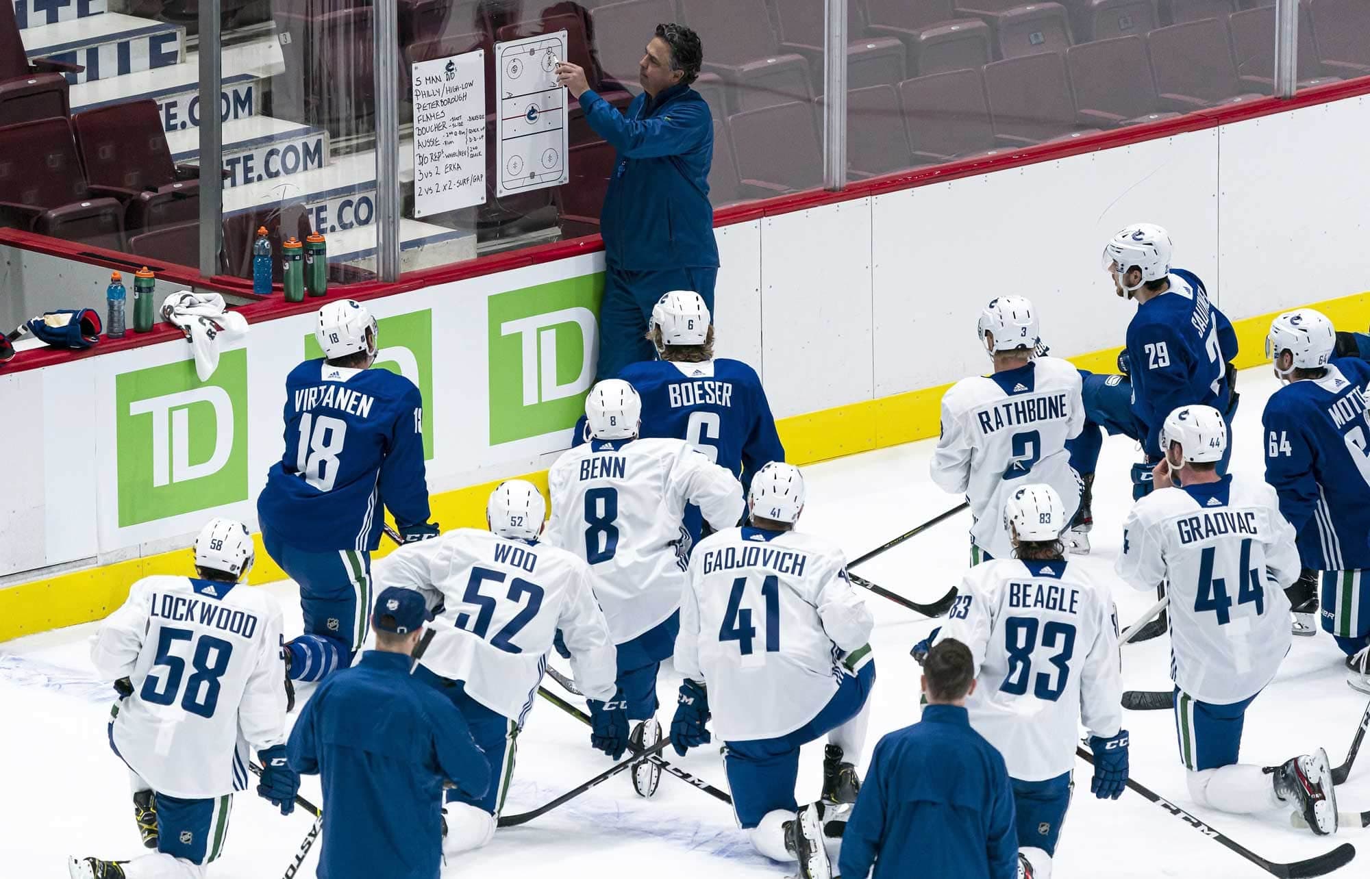 Le pilote des Canuck, Travis Green, est insatisfait du rendement de son équipe depuis le début de la saison.