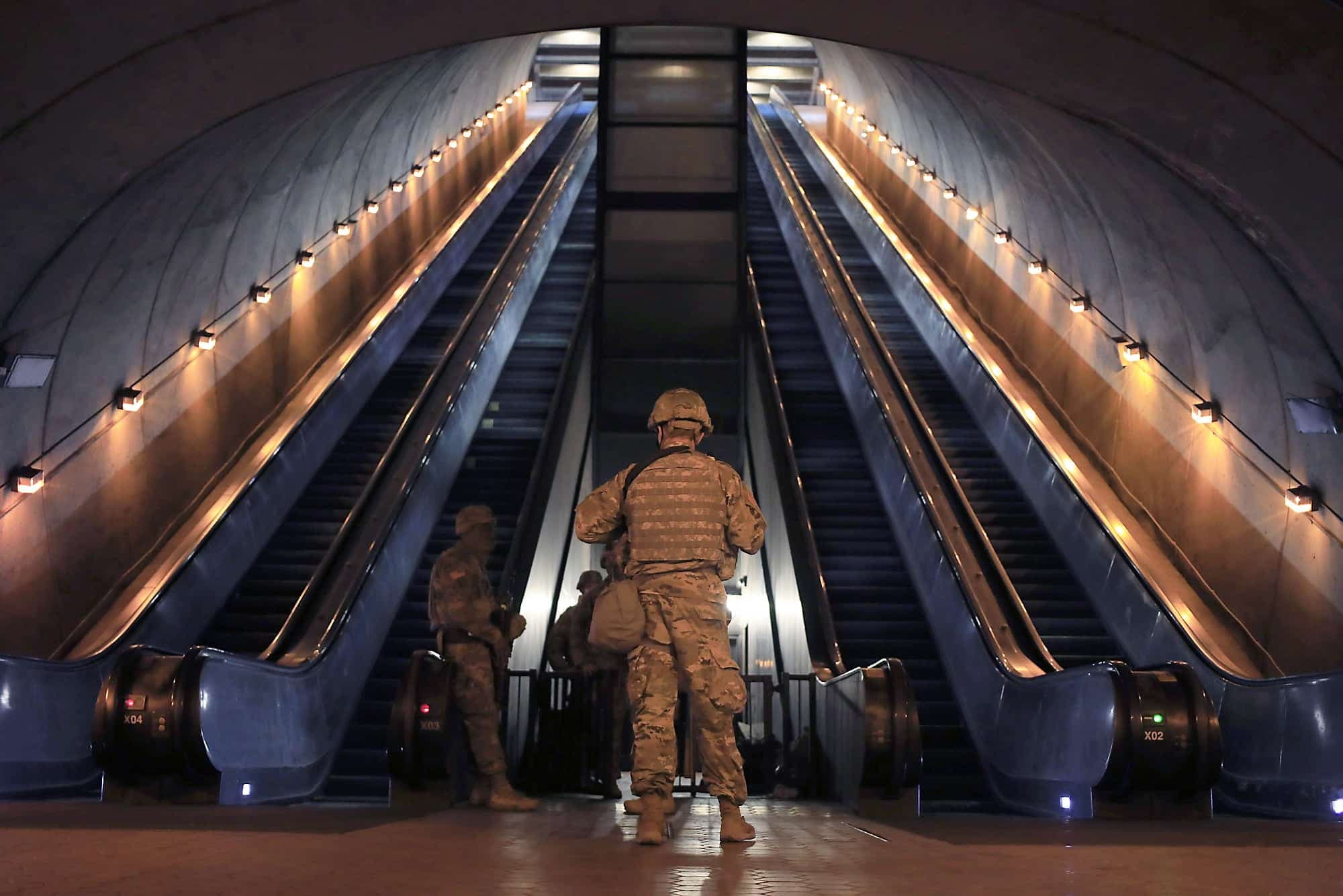 Des militaires de la Caroline du Nord étaient présents mercredi dans la station de métro Rosslyn à Washington.