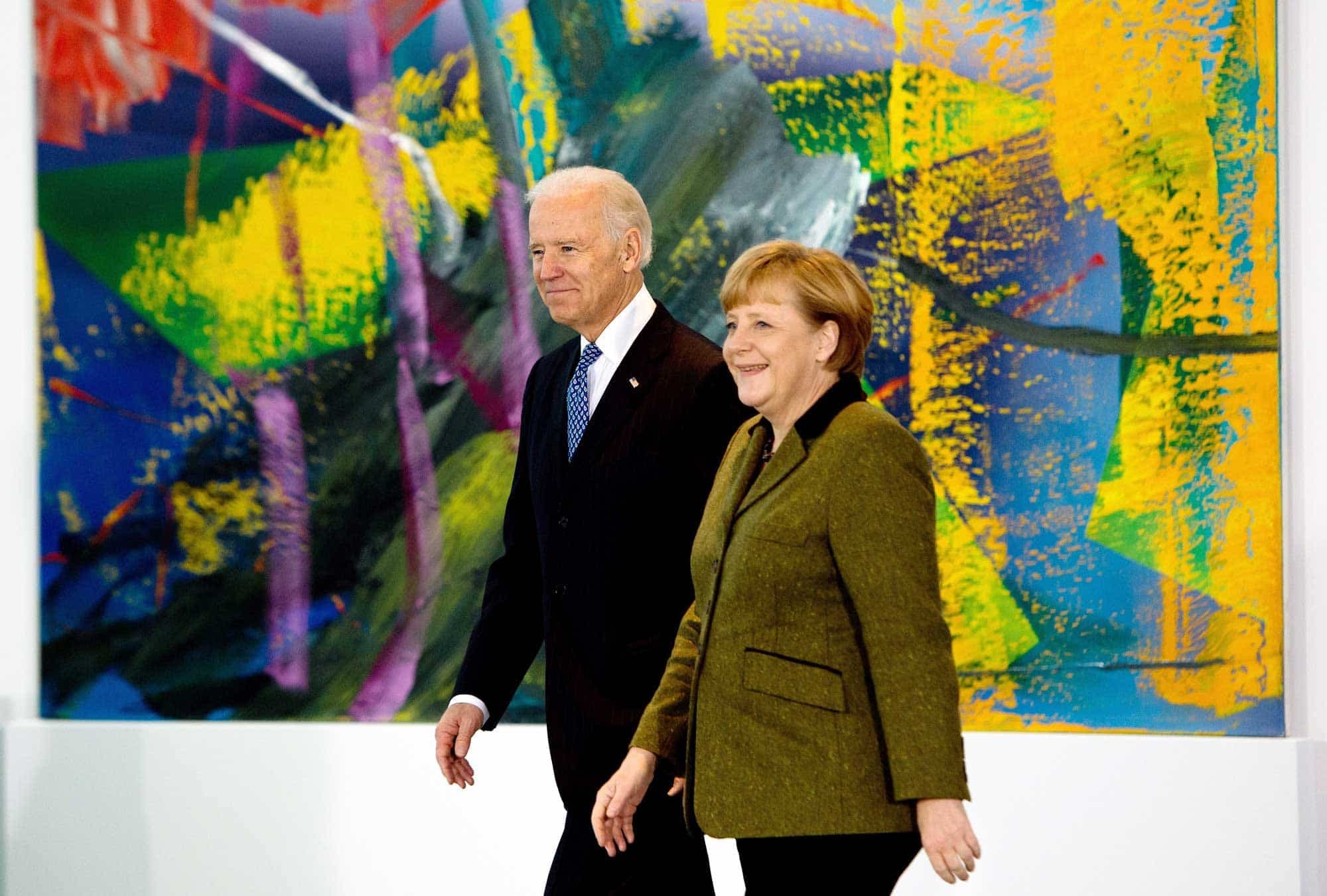 Le vice-président américain Joe Biden en compagnie de la chancelière allemande, Angela Merkel, lors d’une visite à Berlin, en février 2013.
