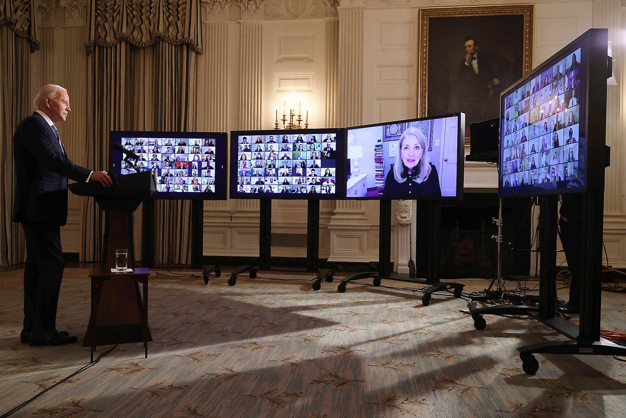 Le nouveau président américain, Joe Biden, a dirigé mercredi en fin de journée une cérémonie virtuelle sur Zoom pour la prestation de serment de membres de son administration dans la salle à manger de la Maison-Blanche.