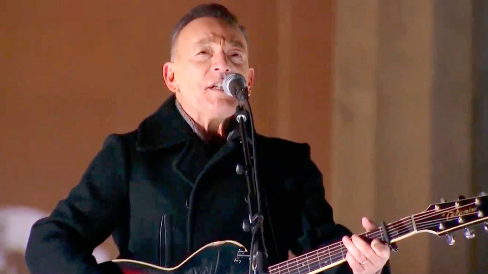 Le rockeur Bruce Springsteen a ouvert le spectacle de 90 minutes en solo.