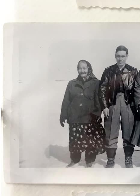 Johnny Watt, le premier vacciné du coronavirus au Nunavik, en compagnie de sa mère à Old Fort Chimo (Kuujjuaq) dans les années 1950.