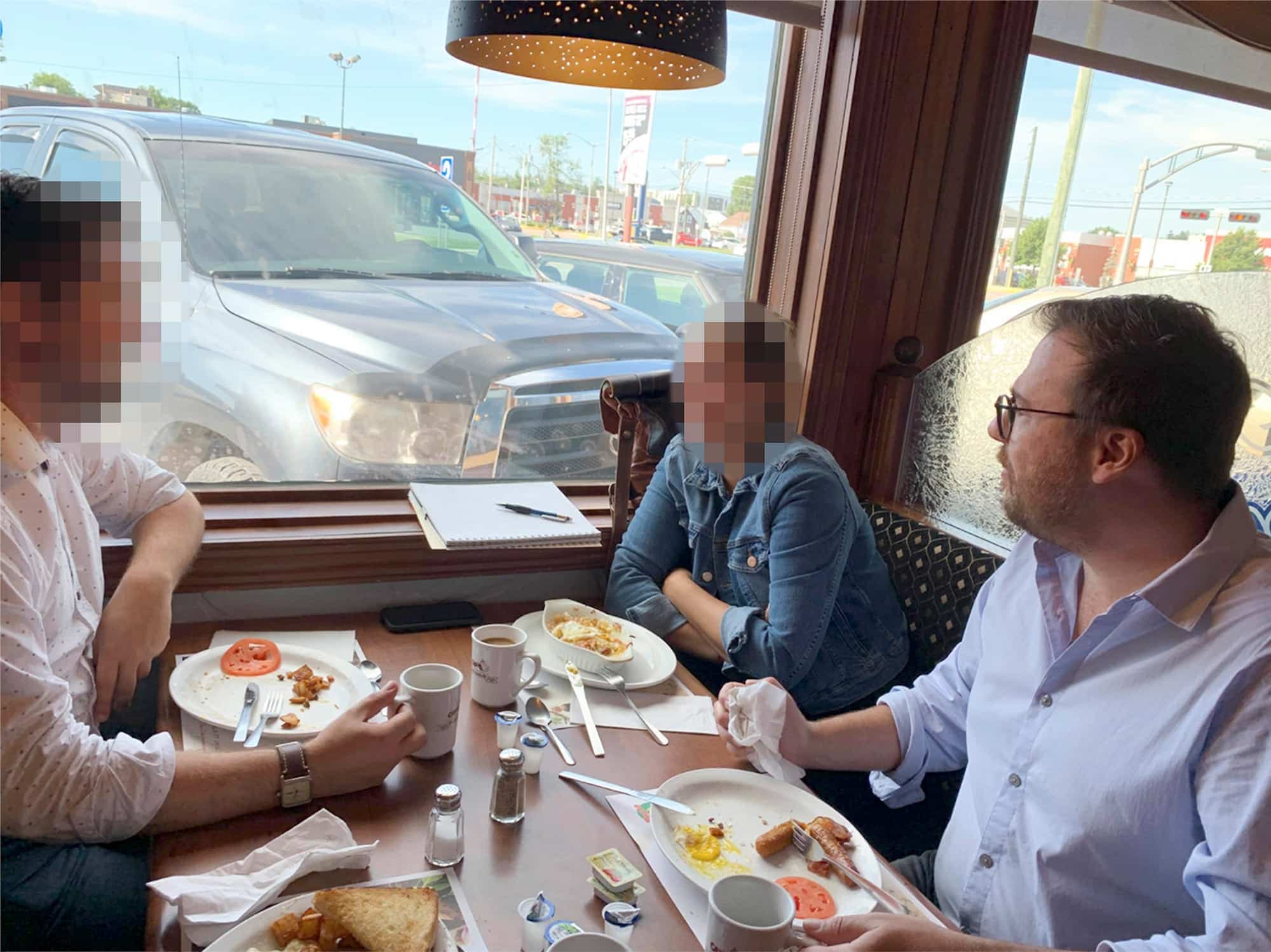 Le député bloquiste Mario Simard dans un restaurant de Saguenay, en juillet.