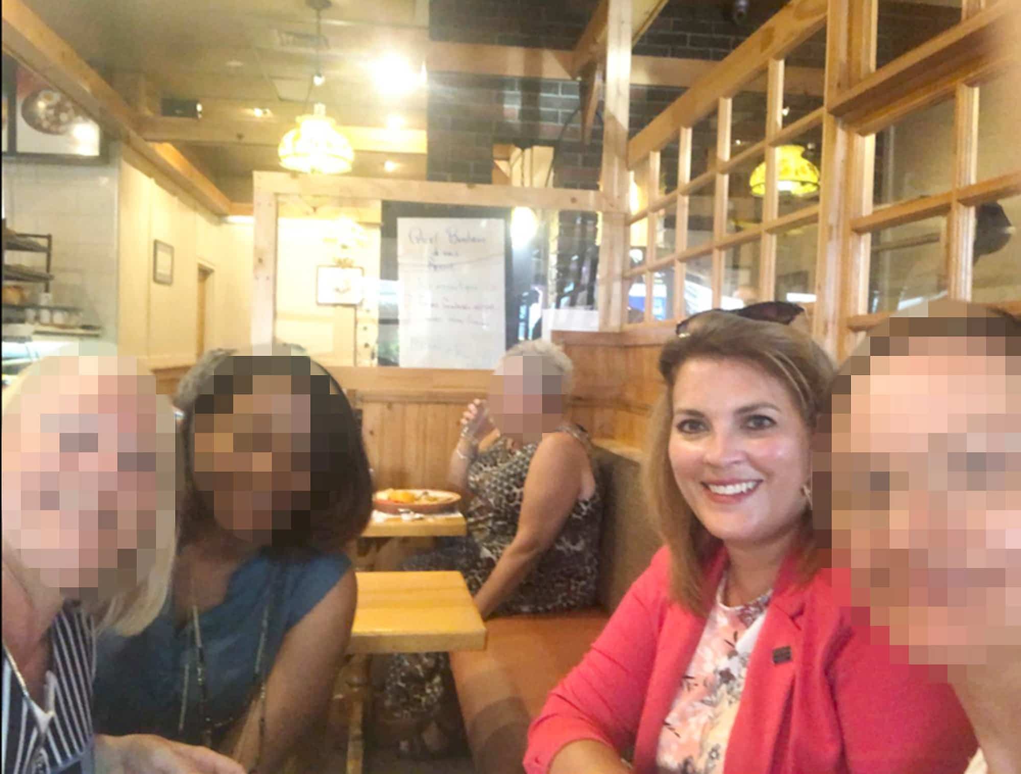 La députée caquiste Geneviève Hébert dans un restaurant de Sherbrooke, en août.