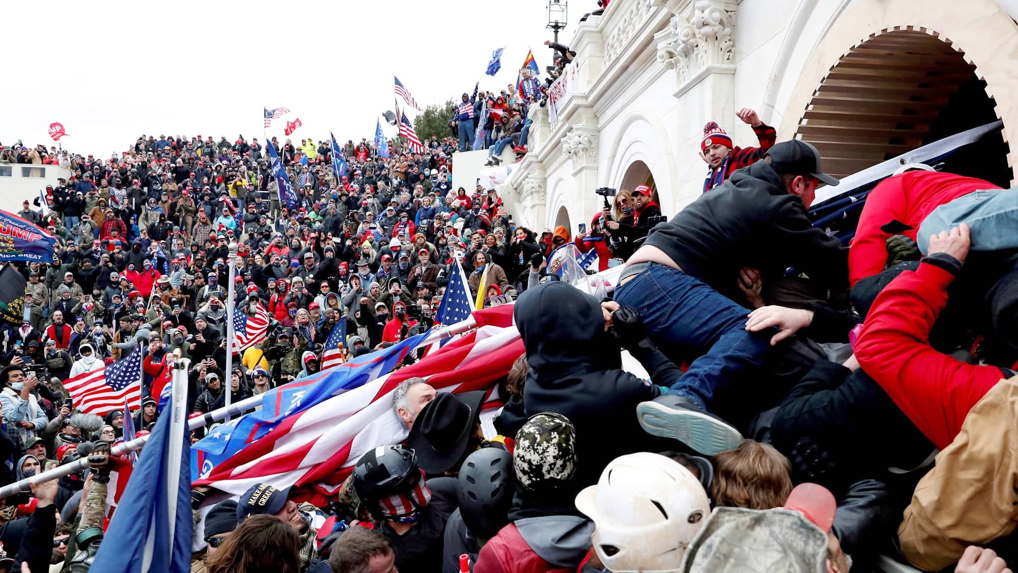 Le 6 janvier 2021, des manifestants pro-Trump font irruption dans le Capitole lors de la certification de Joe Biden à la présidence des États-Unis.