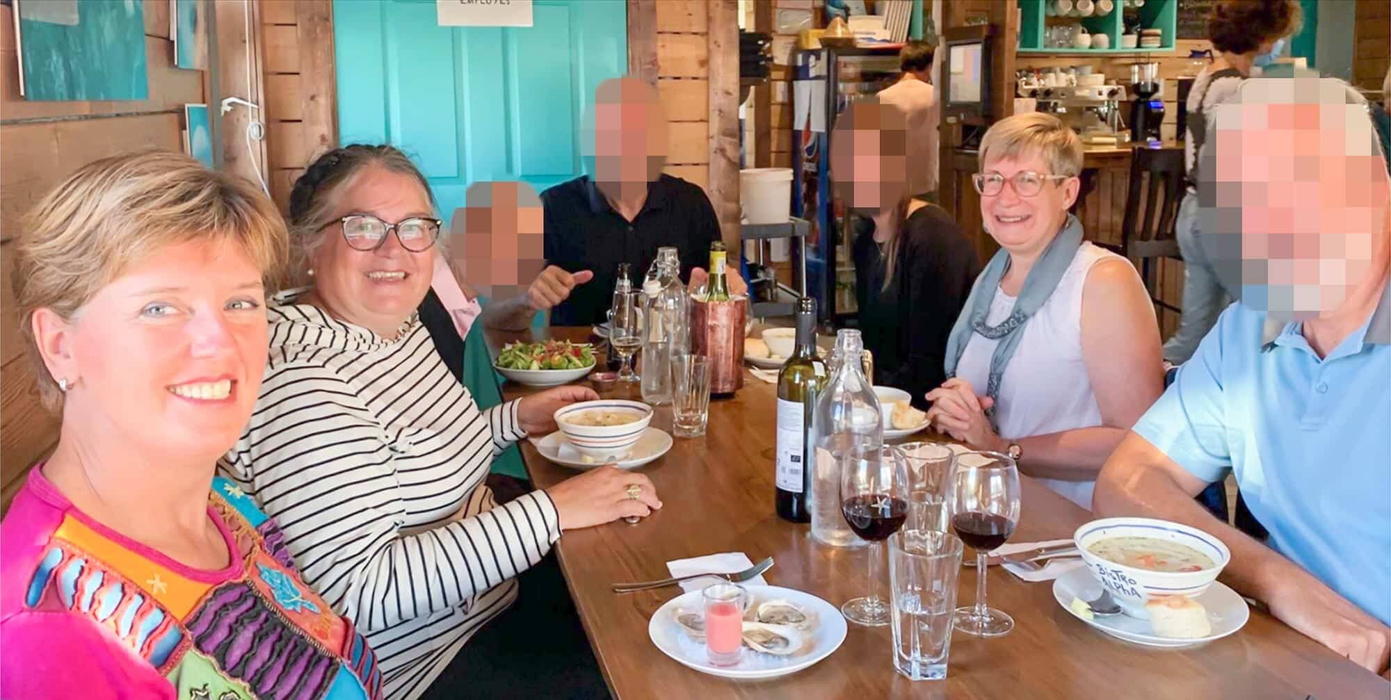 Les ministres libérales Marie-Claude Bibeau et Diane Lebouthillier ainsi que la députée fédérale Brenda Shanahan, lors d’un repas aux Îles-de-la-Madeleine, en août.