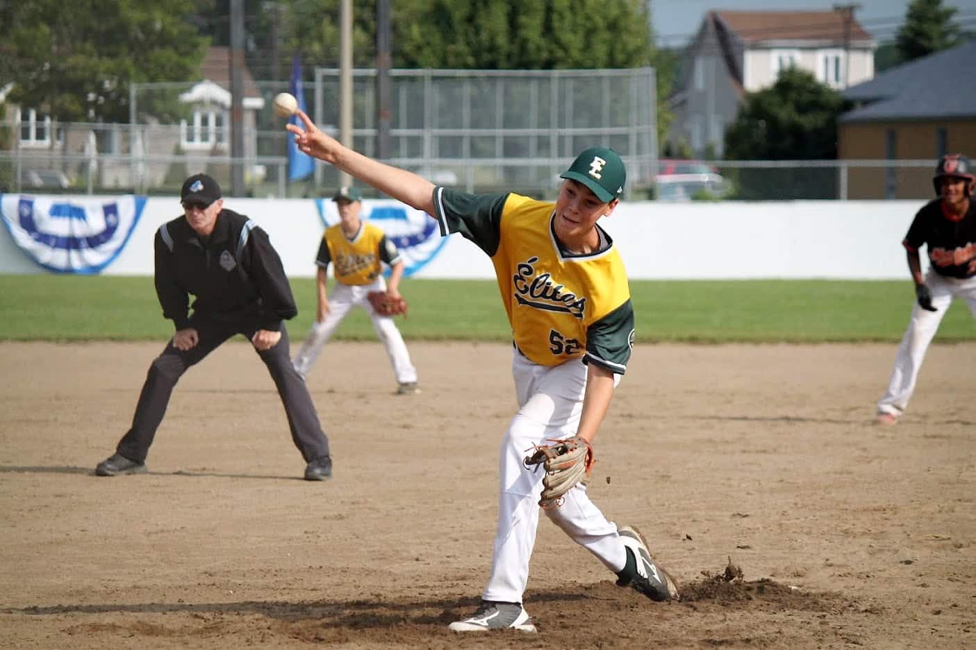 Malgré la maladie, le jeune Christophe Paré est sportif. On le voit ici en action lors d’une partie de baseball.