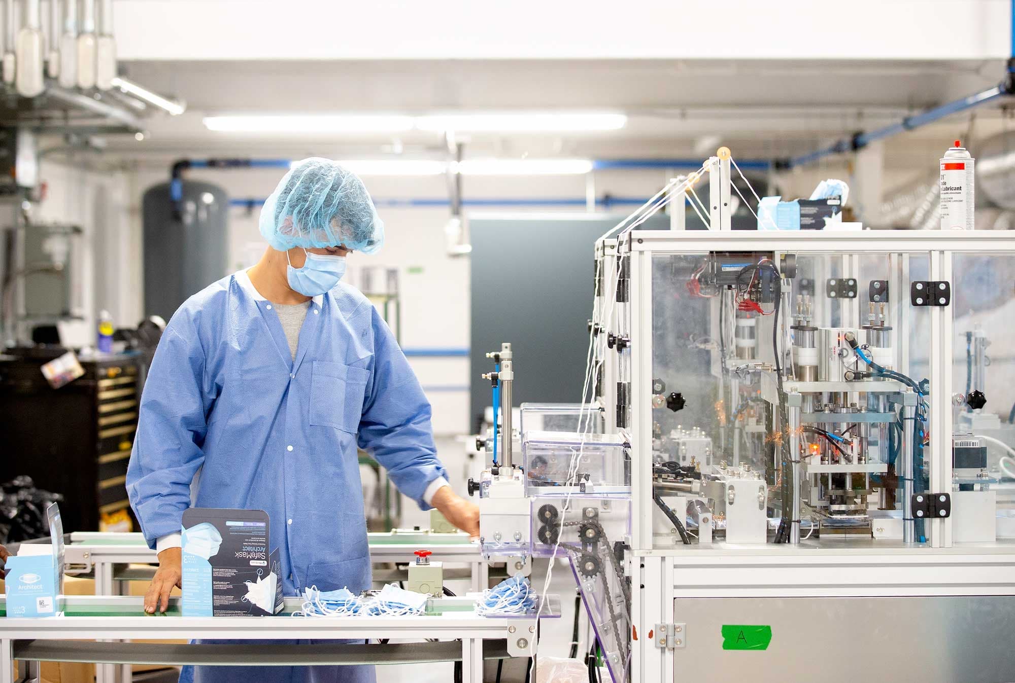 L’entreprise montréalaise Medicom, qui fabrique des masques, a construit des installations dans l’arrondissement Saint-Laurent l’été dernier grâce à un prêt de 4 millions $ d’Investissement Québec. L’usine emploie plus de 80 personnes.