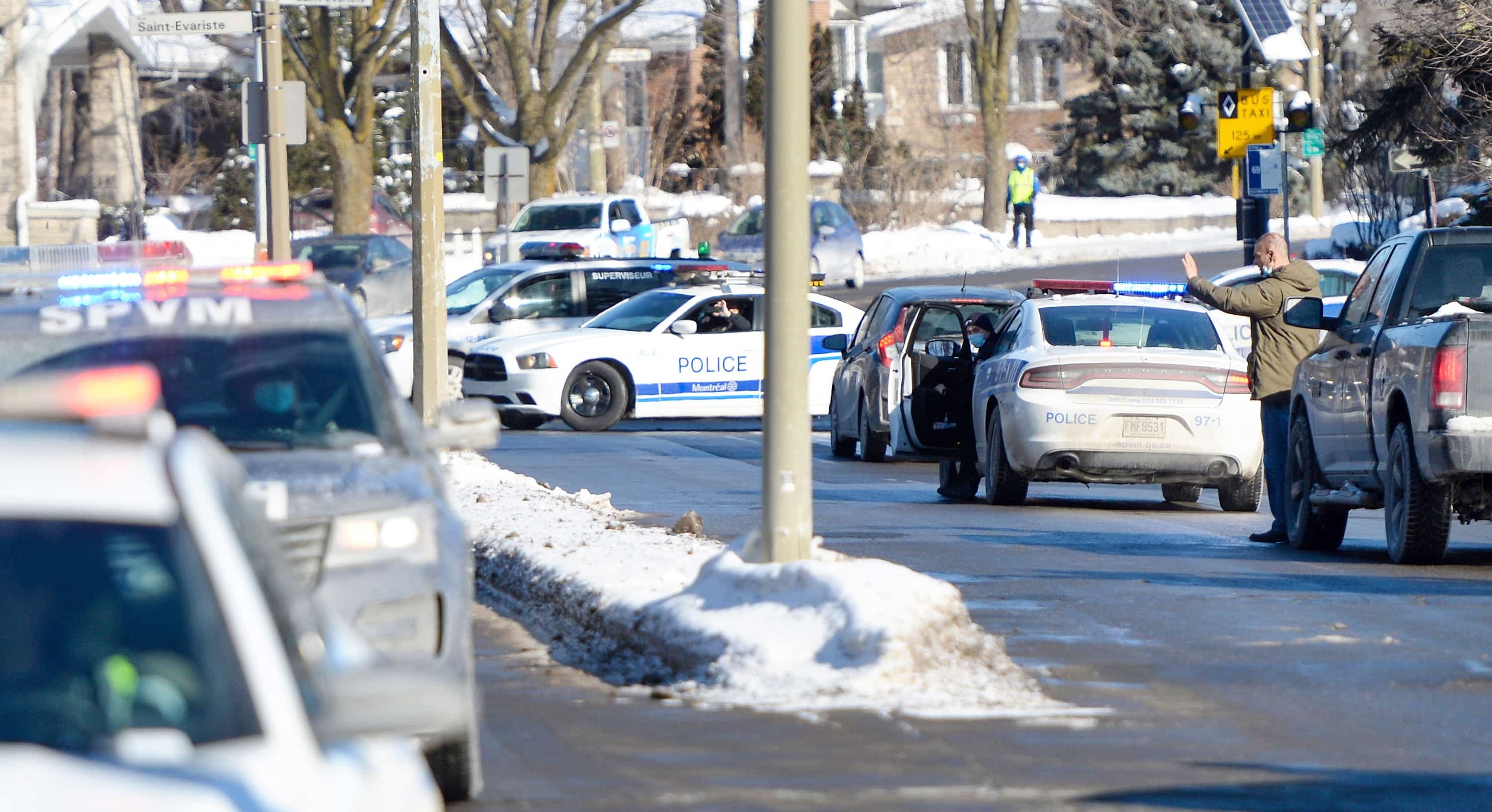 Le policier blessé jeudi soir envoie la main à ses collègues venus l’accueillir à sa sortie de l’hôpital à Montréal, vendredi.