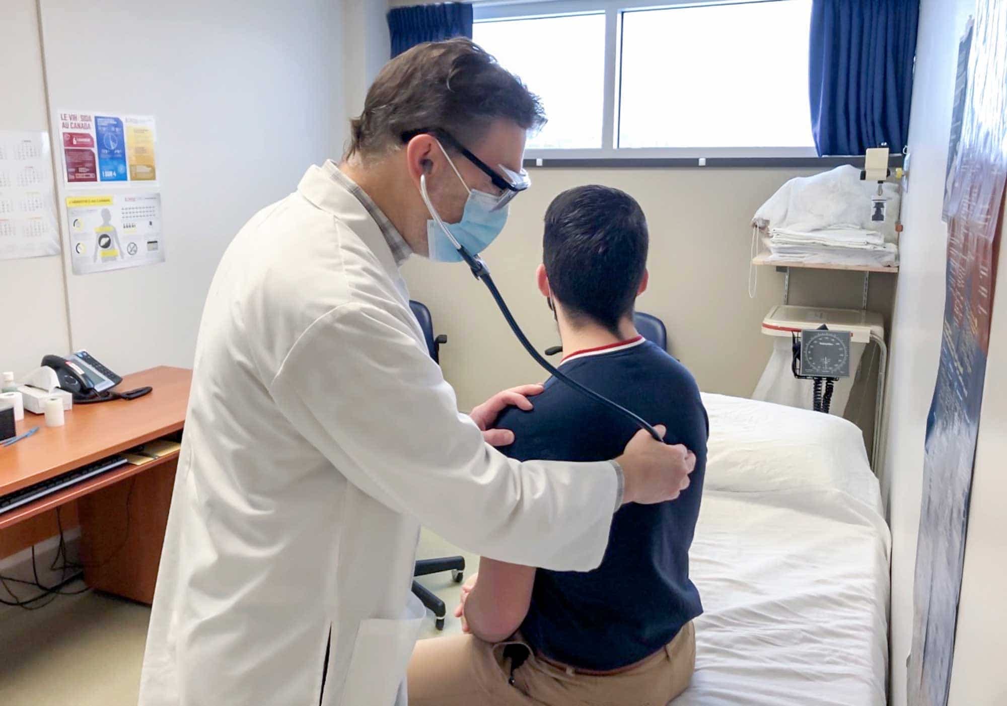 Le docteur Alain Piché, infectiologue et directeur de la Clinique ambulatoire post-COVID, à Sherbrooke, au moment de procéder à une consultation.
