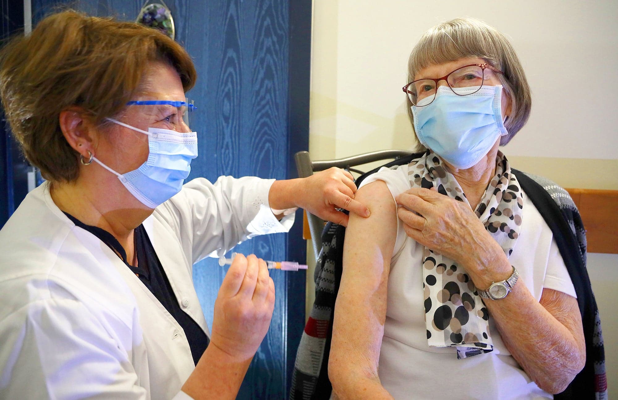 Avec près de deux semaines de retard, la vaccination a débuté dans les résidences privées pour aînés de Québec. La vaccinatrice Anne Tremblay a administré l’une des premières injections, samedi, au Manoir et Cours de l’Atrium, situé à Charlesbourg.