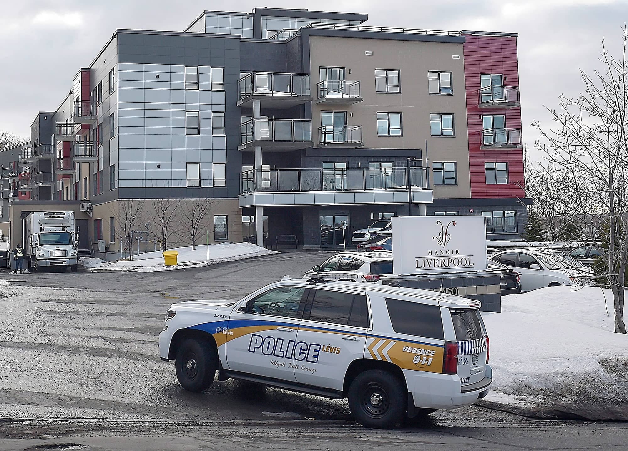 Un véhicule de police entre dans le stationnement du Manoir Liverpool, à Lévis, en mars dernier, alors qu’une éclosion de COVID-19 frappait la résidence pour personnes âgées.