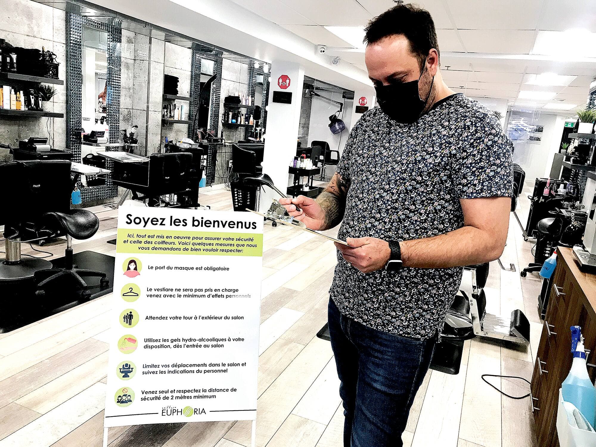 Christian Poirier, propriétaire du salon de coiffure Euphoria à Val-d’Or, a bien hâte de retrouver ses clients après un mois difficile financièrement.