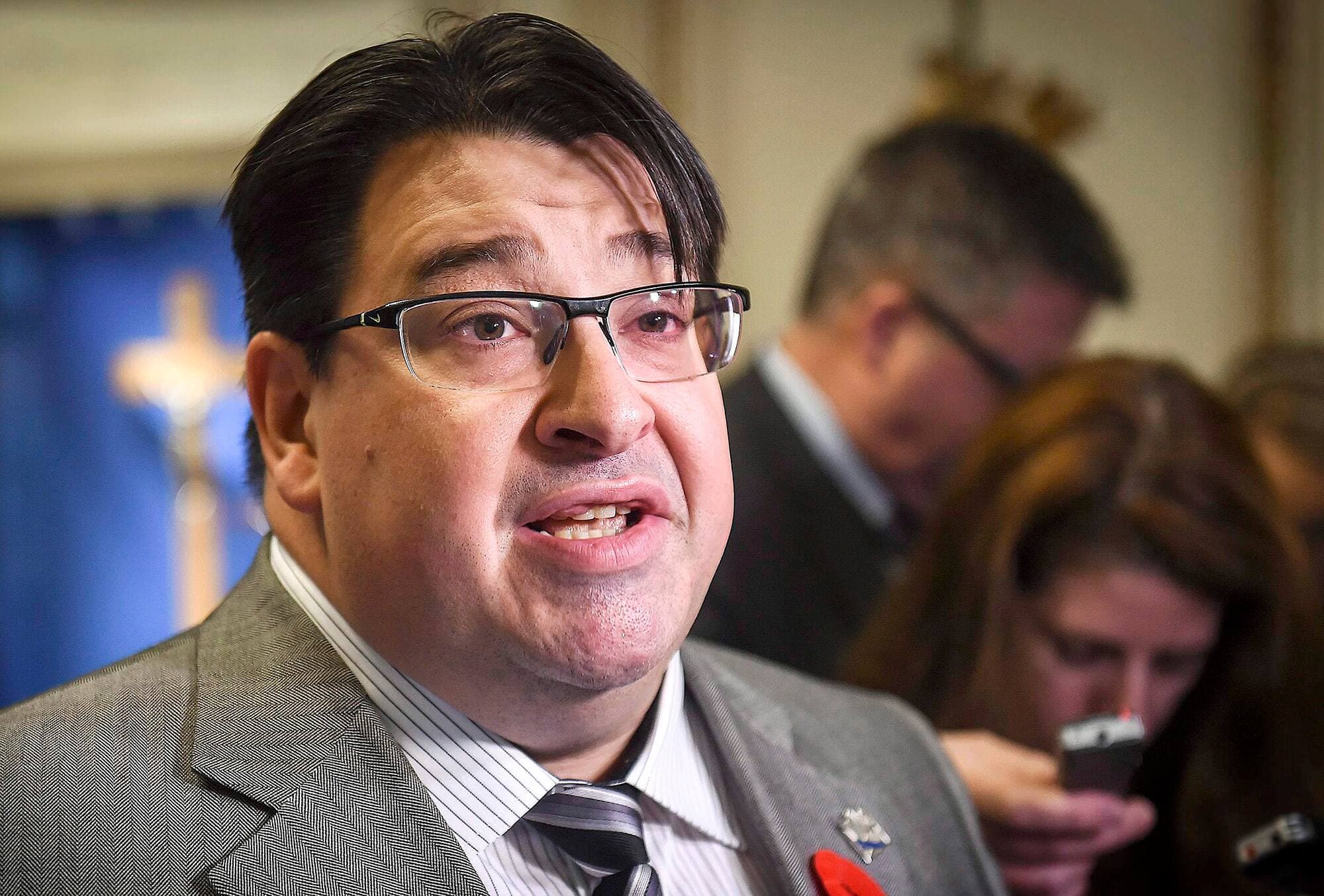 Alors que les demandes d’entrevues de notre Bureau parlementaire aux députés caquistes de la région étaient jusque-là demeurées sans réponse, le député caquiste de Chauveau, Sylvain Lévesque, s’est prononcé lundi soir, dans une publication Facebook, sur l’avenir du projet de tramway. Son collègue député Mario Asselin a par la suite réagi aux propos sur Twitter.