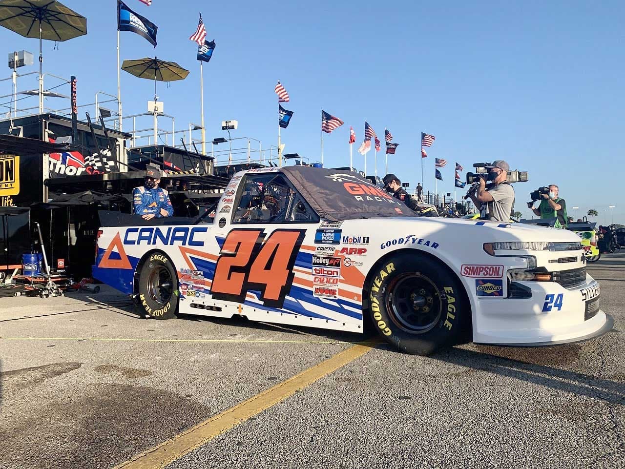 Le pilote québécois Raphaël Lessard a effectué jeudi à Daytona ses premiers tours de roue à bord d’une camionnette Chevrolet Silverado préparée par l’écurie GMS Racing.