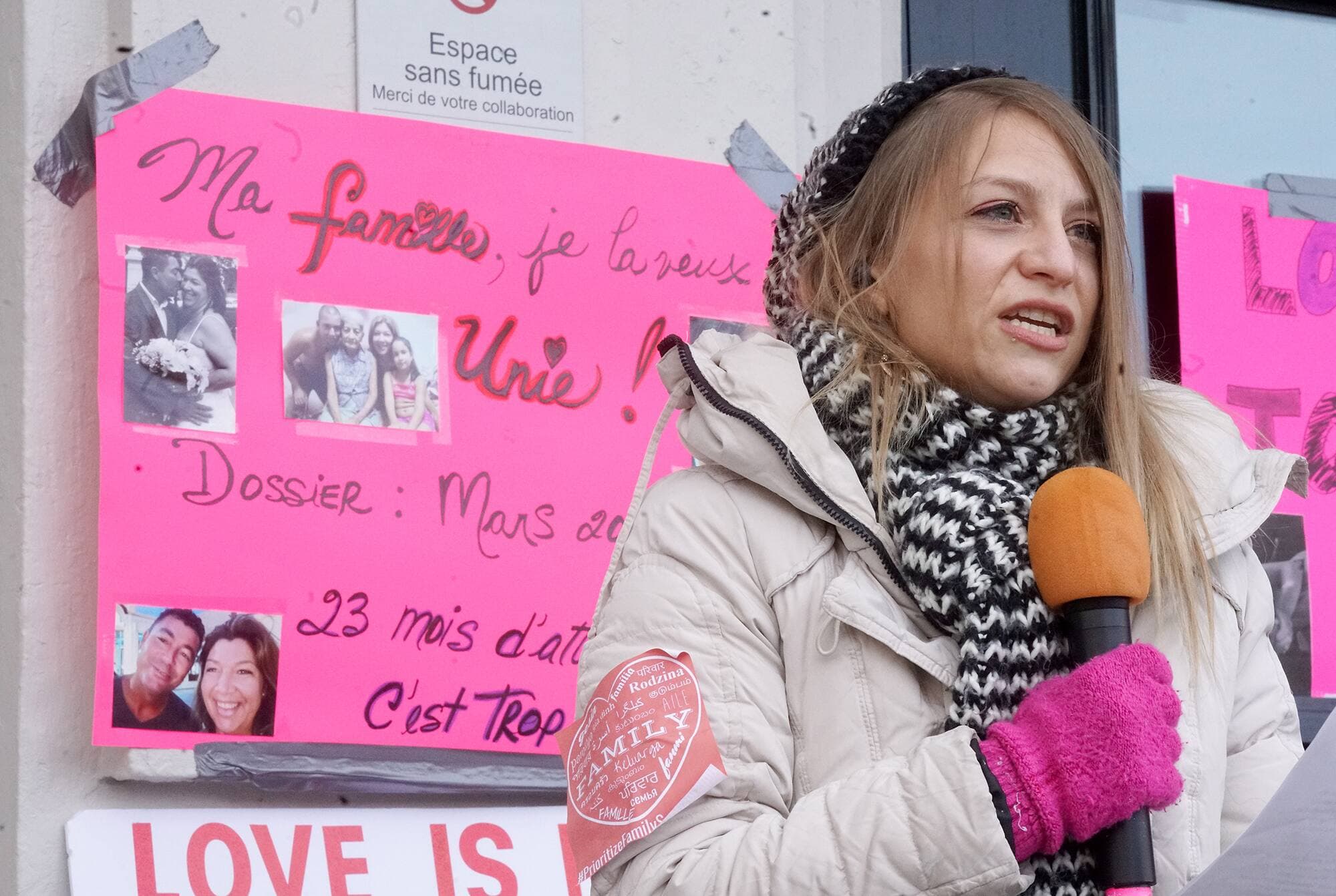 Bilanka Pia Kinaszczuk et Marc Paquette ont bravé le froid, samedi, pour participer à une manifestation dénonçant les délais de parrainage d’époux. Ils croient que visiter son conjoint devrait être exempt d’une quarantaine à l’hôtel au retour.