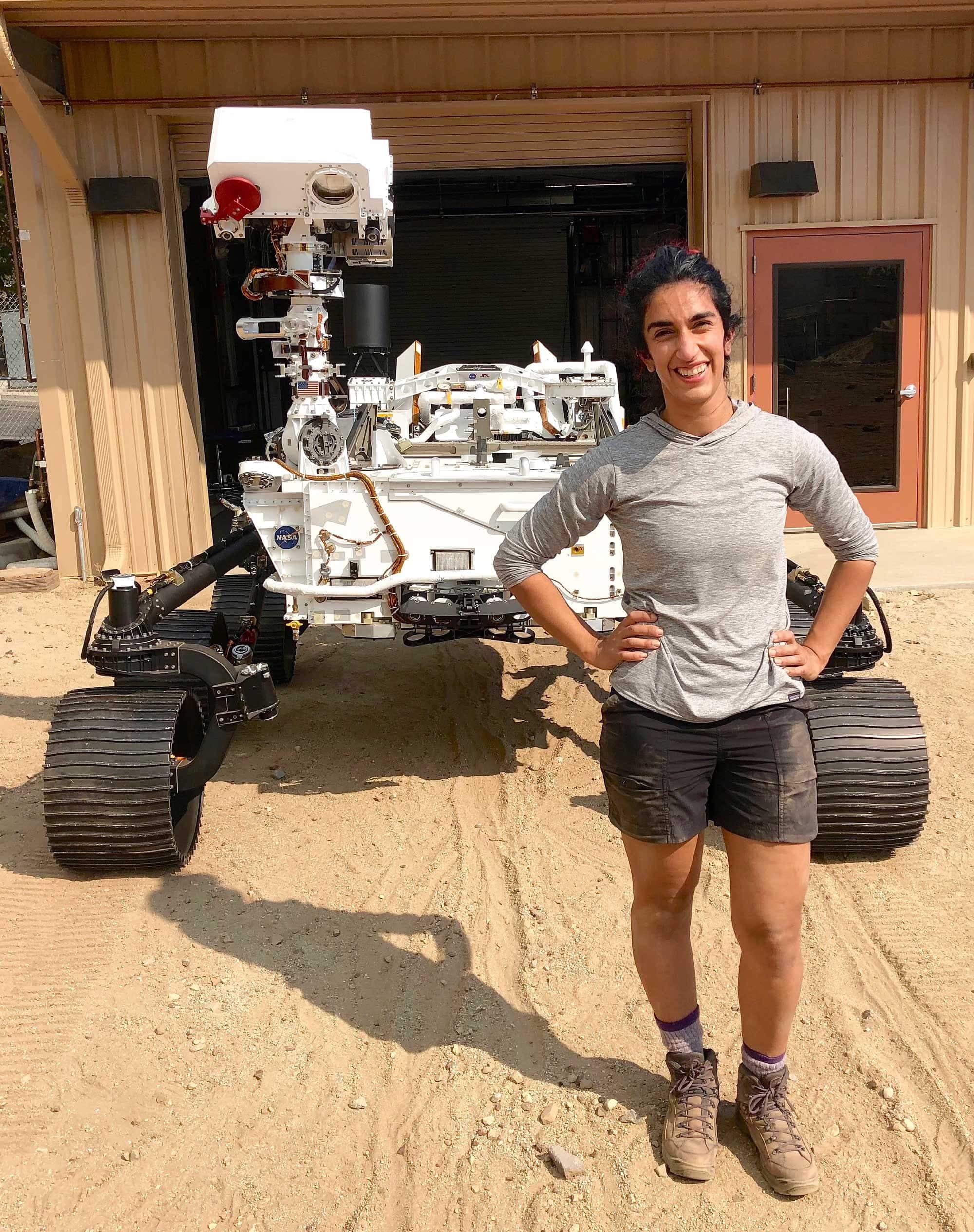 L’ingénieure Farah Alibay pose à côté de Persévérance, dans le « champ de mars », avant son départ.