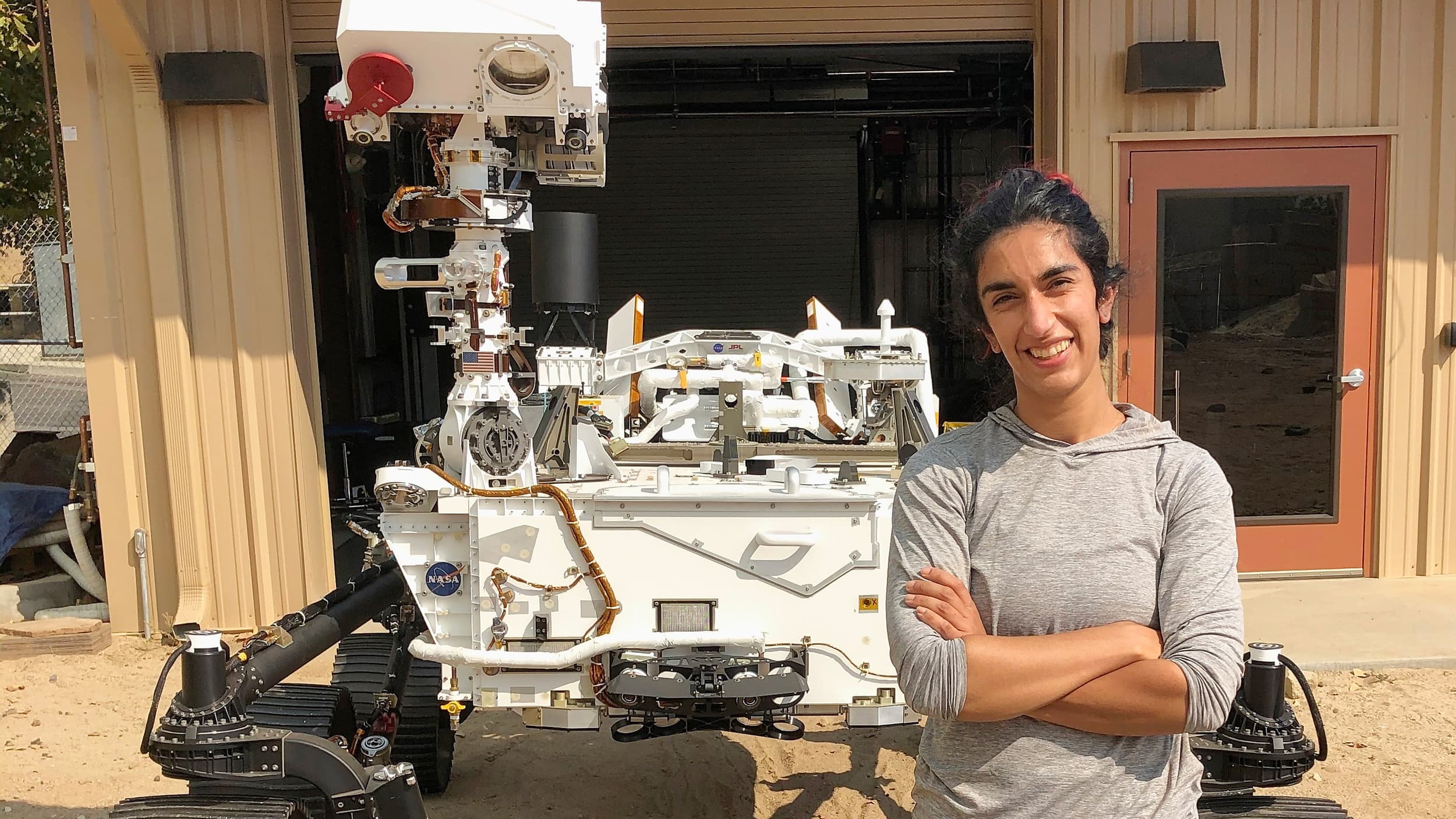 Farah Alibay, ingénieure en aérospatiale québécoise de la NASA, devant l’astromobile qu’elle contrôle.