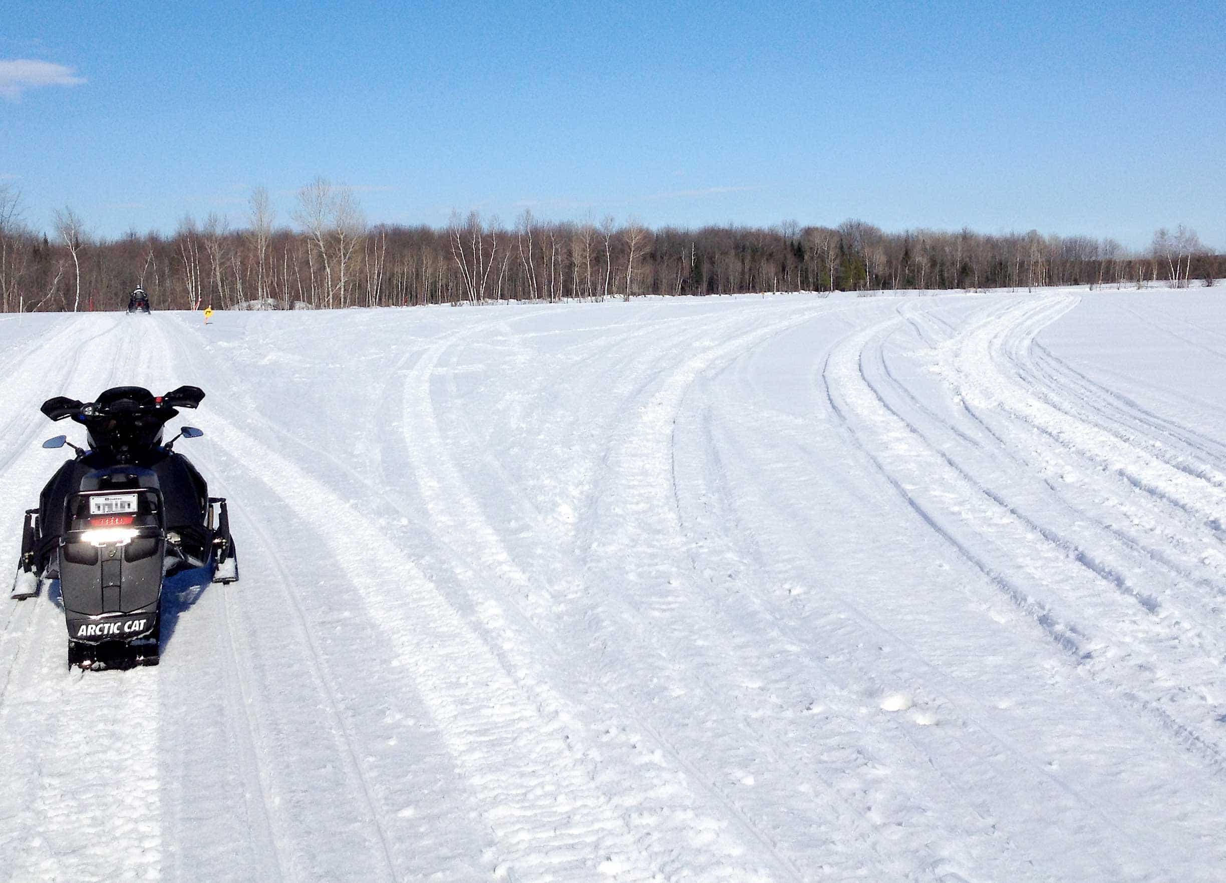 Voici un exemple parfait d’un champ envahi par des gens sans scrupule qui ne veulent pas respecter le sentier qui se trouve là où est la motoneige.