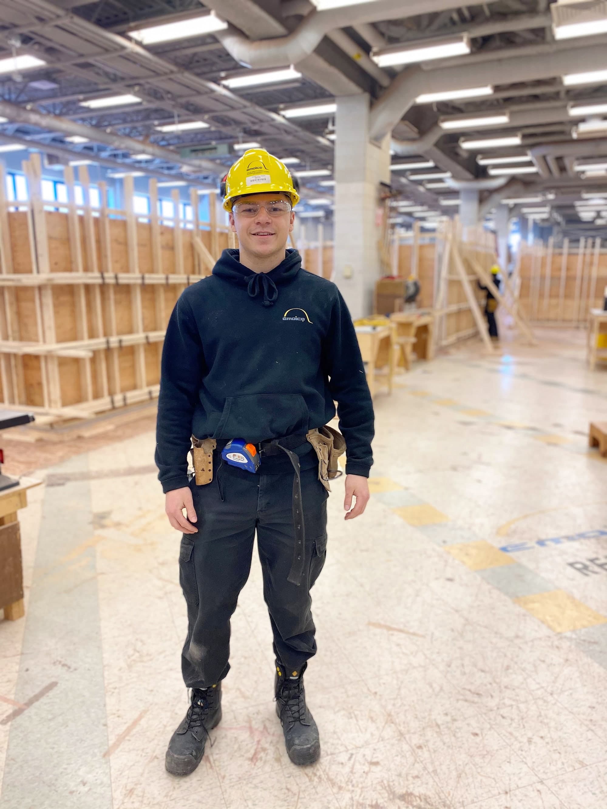 Après plusieurs mois sur la liste d’attente pour recevoir sa formation, Félip-Antoine Béland, 20 ans, étudiant à l’ÉMOICQ de Québec, a commencé son cours en charpenterie-menuiserie, alors qu’il avait envisagé d’étudier la comptabilité à l’université.