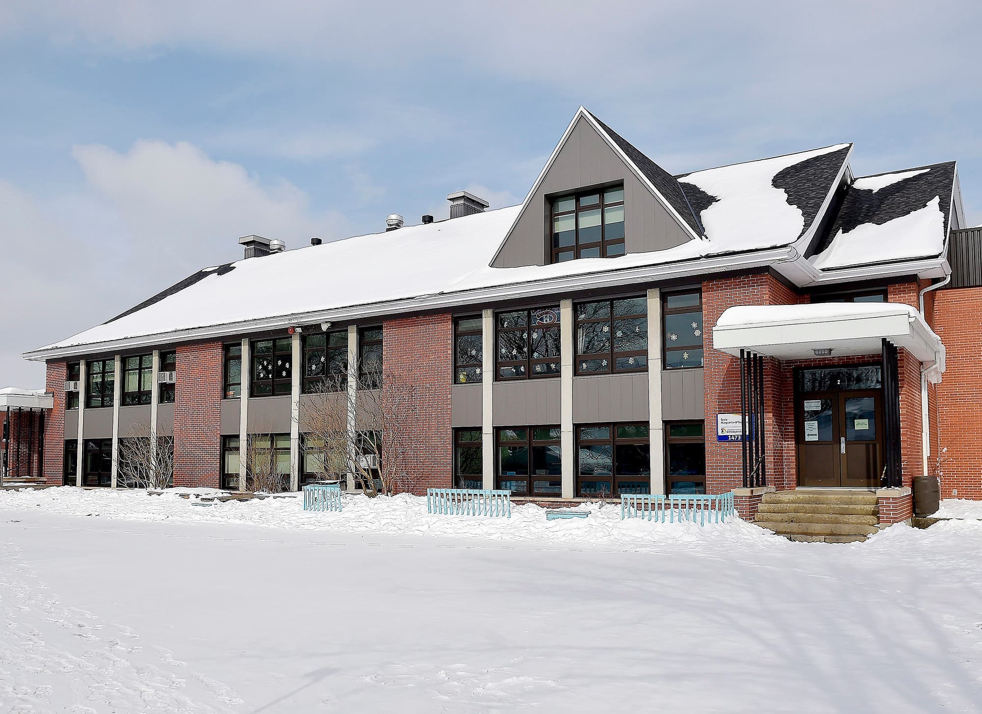 Le Dr André Dontigny, directeur régional de santé publique, a expliqué lors d’un point de presse qu’au moins une personne fréquentant l’école primaire Marguerite-D’Youville, à Cap-Rouge, avait été en « contact significatif » avec une personne contaminée au variant du coronavirus.