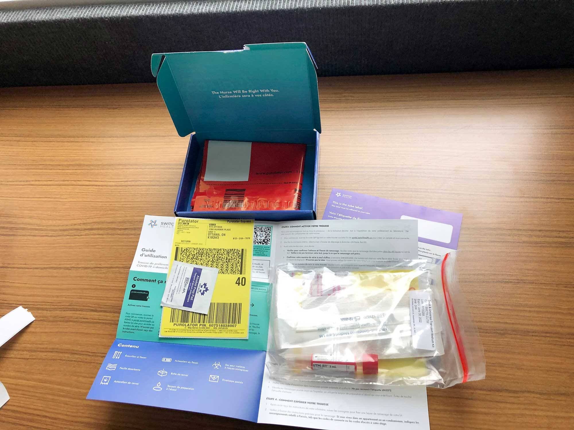 Les voyageurs reçoivent aussi un test de dépistage à faire eux-mêmes à la maison au 10e jour de leur quarantaine. La boîte contient un écouvillon à se passer dans le nez, ainsi qu’un sac prépayé destiné à Purolator, qui devrait venir le chercher à domicile et l’acheminer au laboratoire.