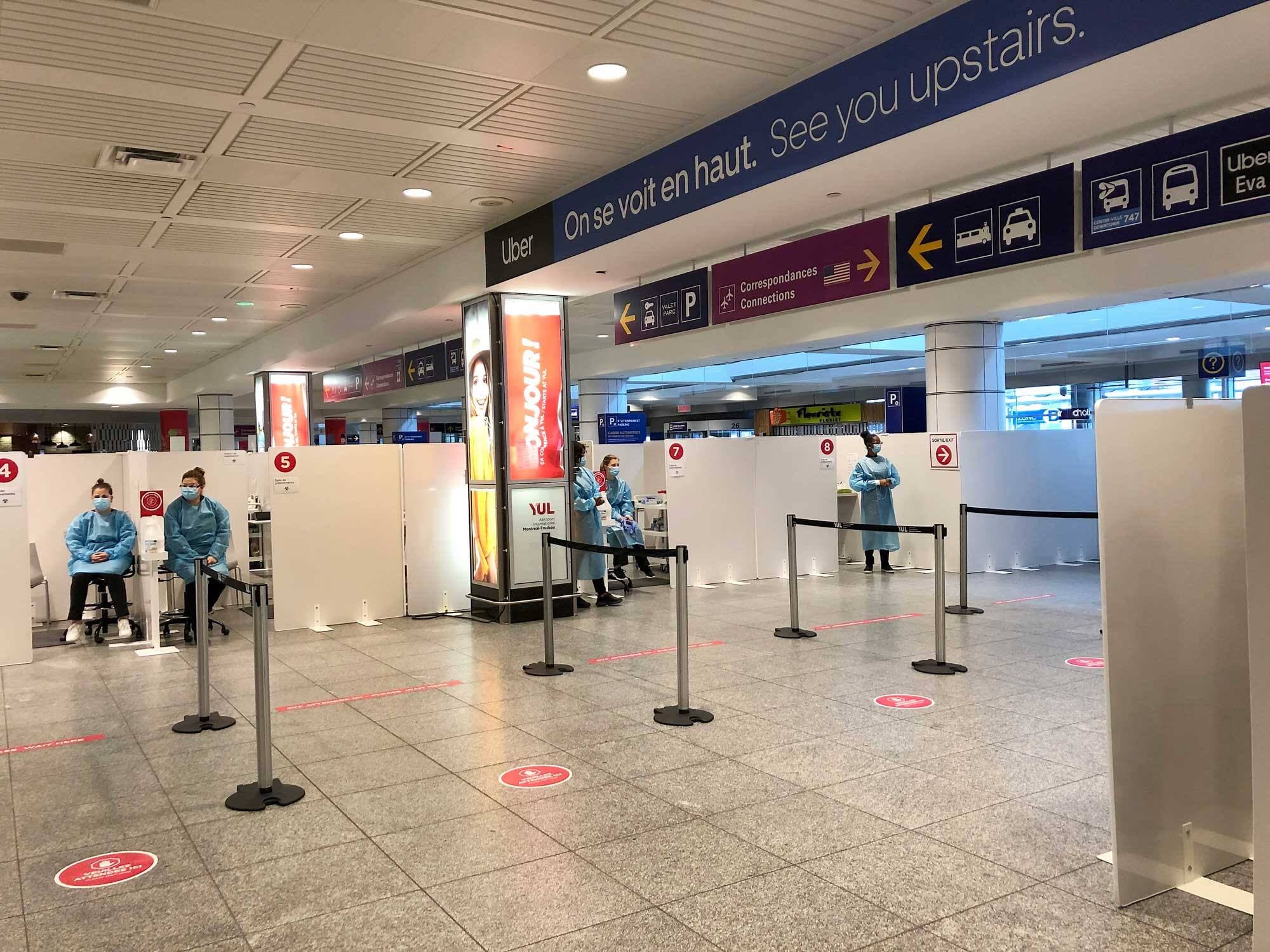 Juste avant de quitter l’aéroport, une quinzaine de postes attendent les voyageurs pour un test de dépistage mené par les laboratoires Biron. Le résultat est attendu à l’intérieur des trois jours de quarantaine à l’hôtel.