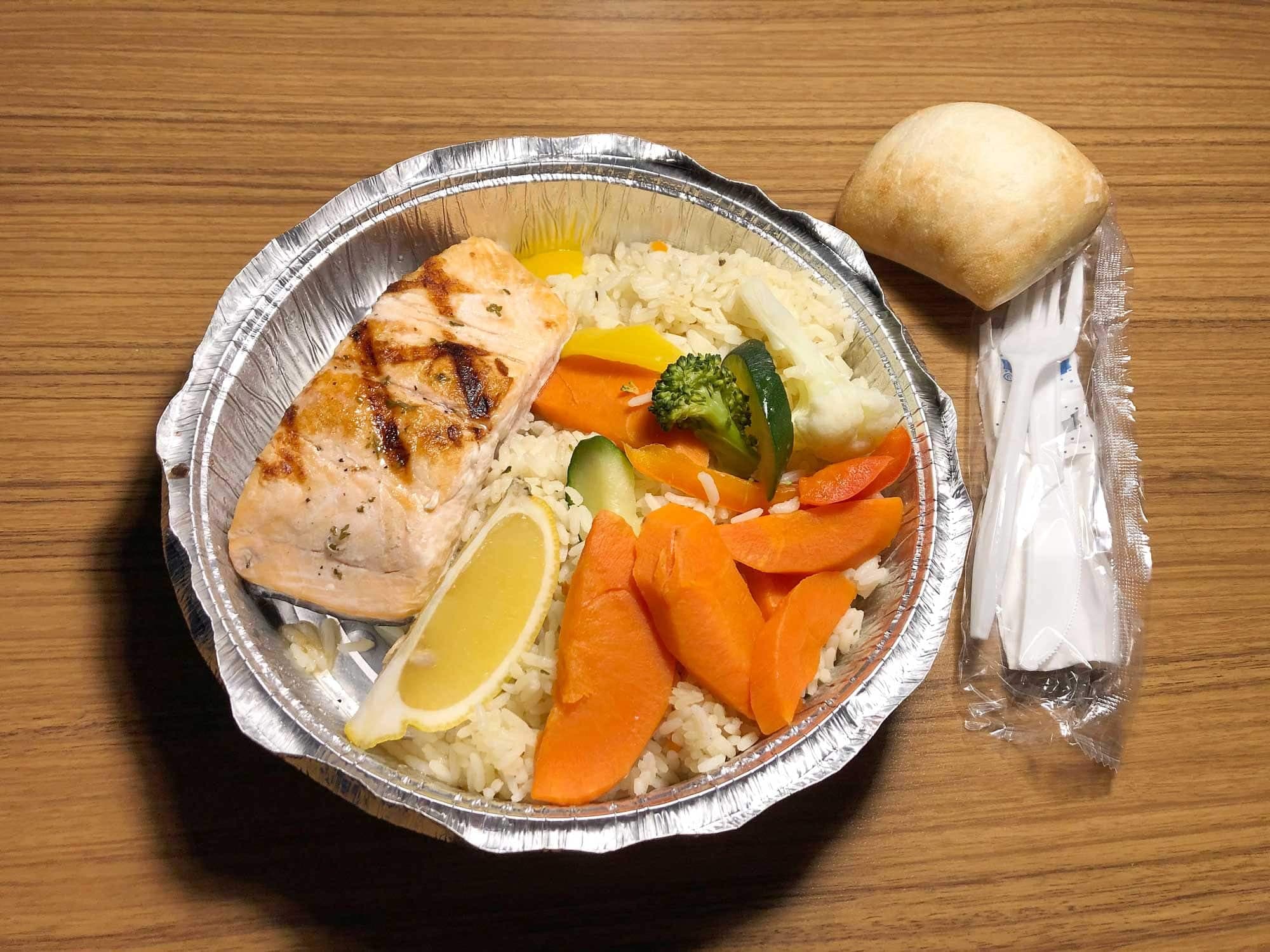 Les repas sont inclus dans le prix de la réservation. L’hôtel a un menu assez varié à la disposition des voyageurs. Mon premier repas de quarantaine : un filet de saumon, du riz et des légumes. Bon, mais tiède.