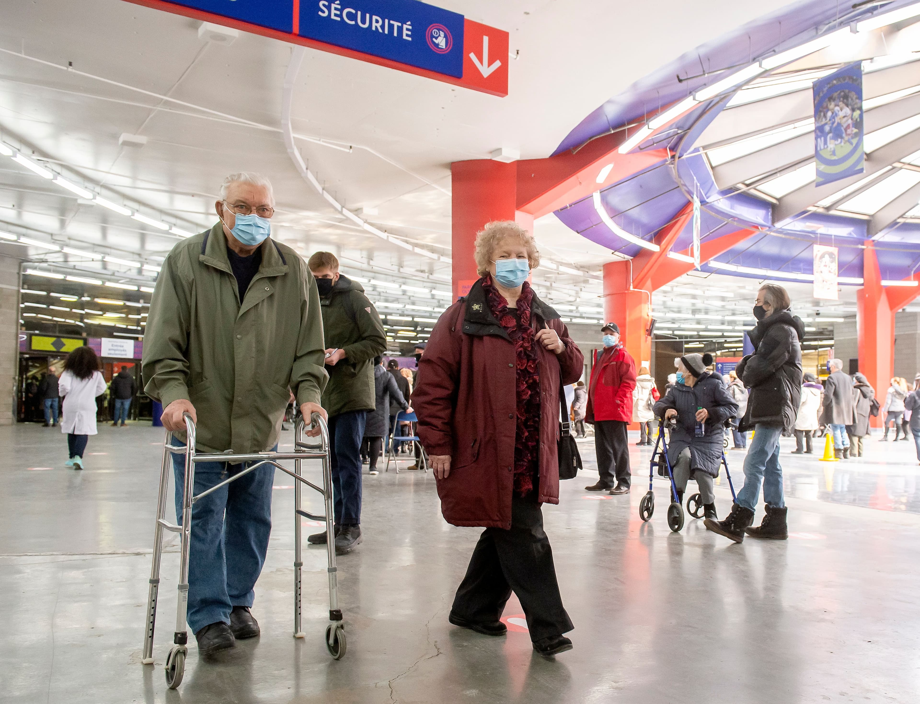Rosaire et Rose Shink, 77 et 81 ans, ont trouvé l’attente bien longue pour leur âge, hier, à la clinique de vaccination du Stade olympique.