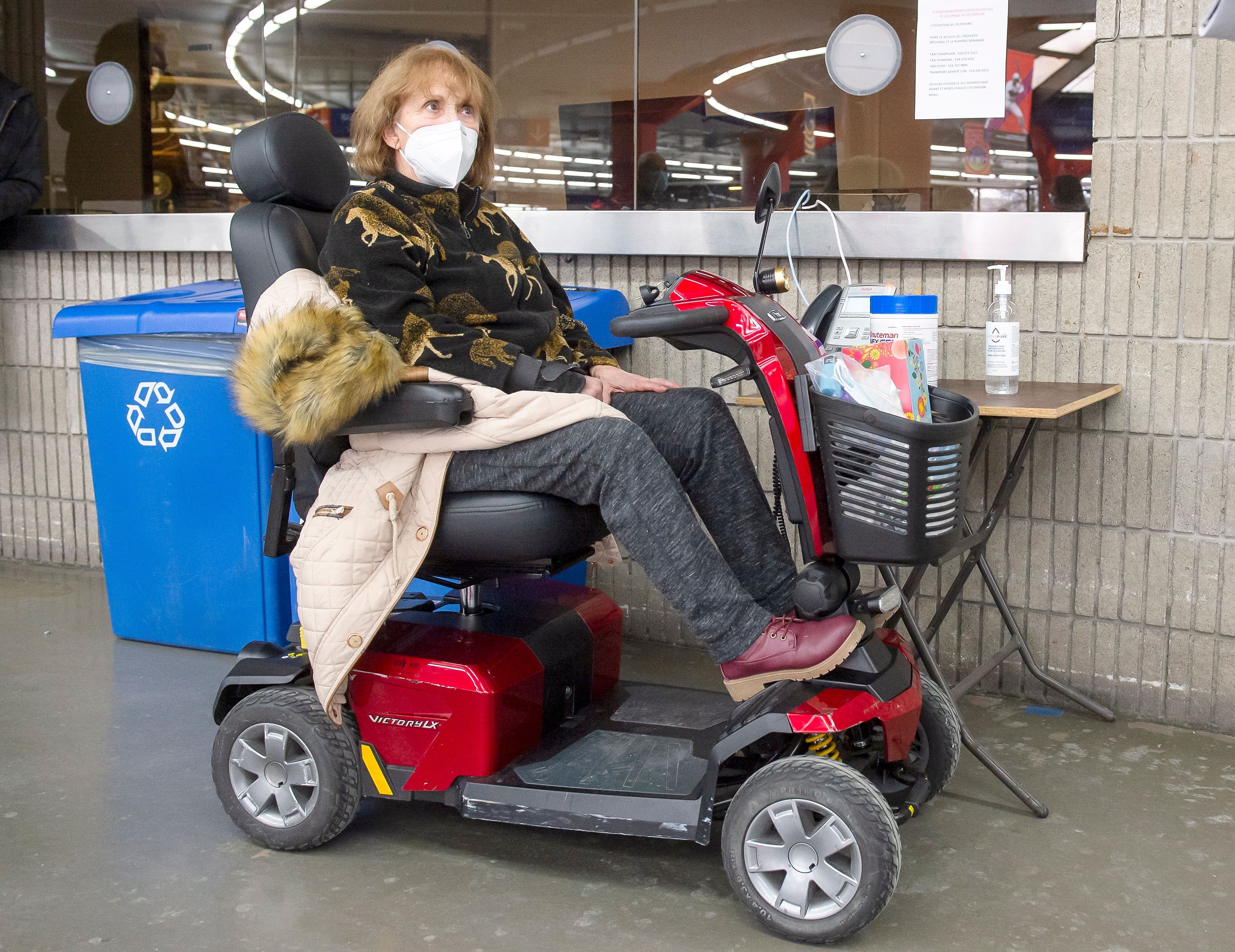 Personne n’a pu aider Rachelle Poliquin à recharger son triporteur... à part des journalistes sur place. Pourtant, des prises de courant se trouvaient sur les lieux.