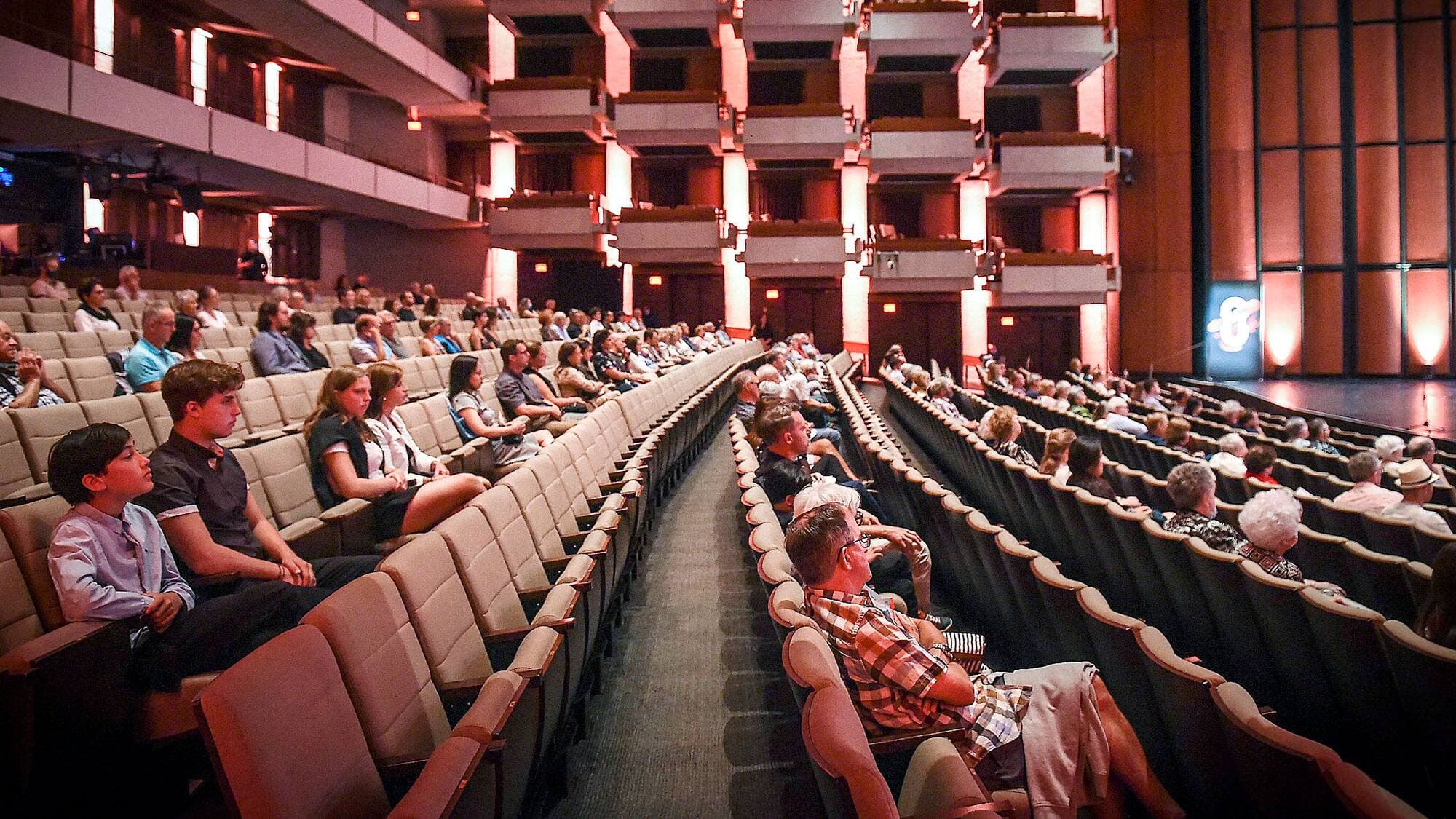Les salles de spectacles rouvriront lundi en zones orange, mais les spectateurs, en nombre limité, devront porter des masques.