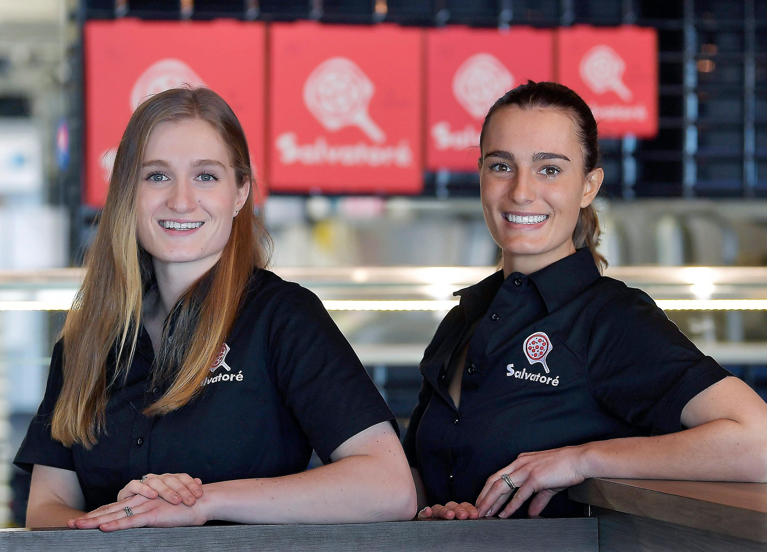 Deux des cinq copropriétaires de Pizza Salvatoré, Katarina et Élisabeth Abbatiello.