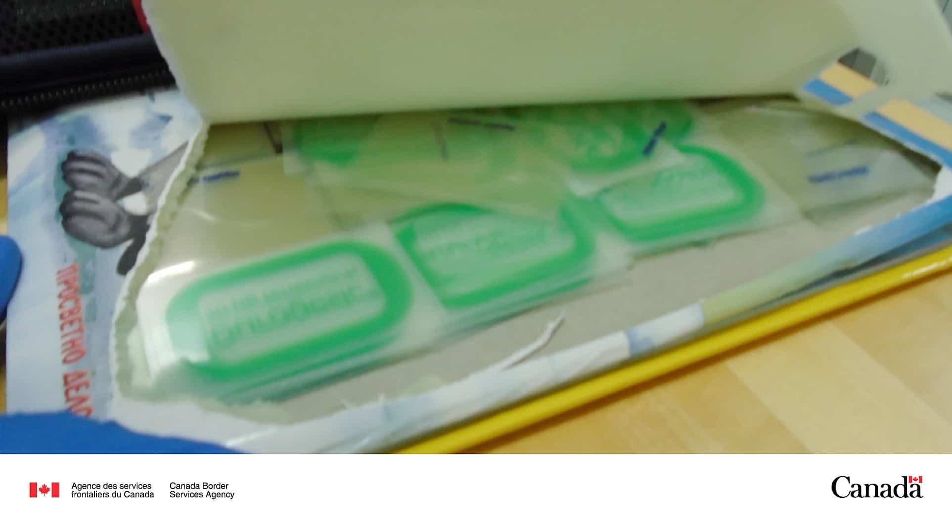 Les timbres transdermiques ont été saisis dans les valises du voyageur.